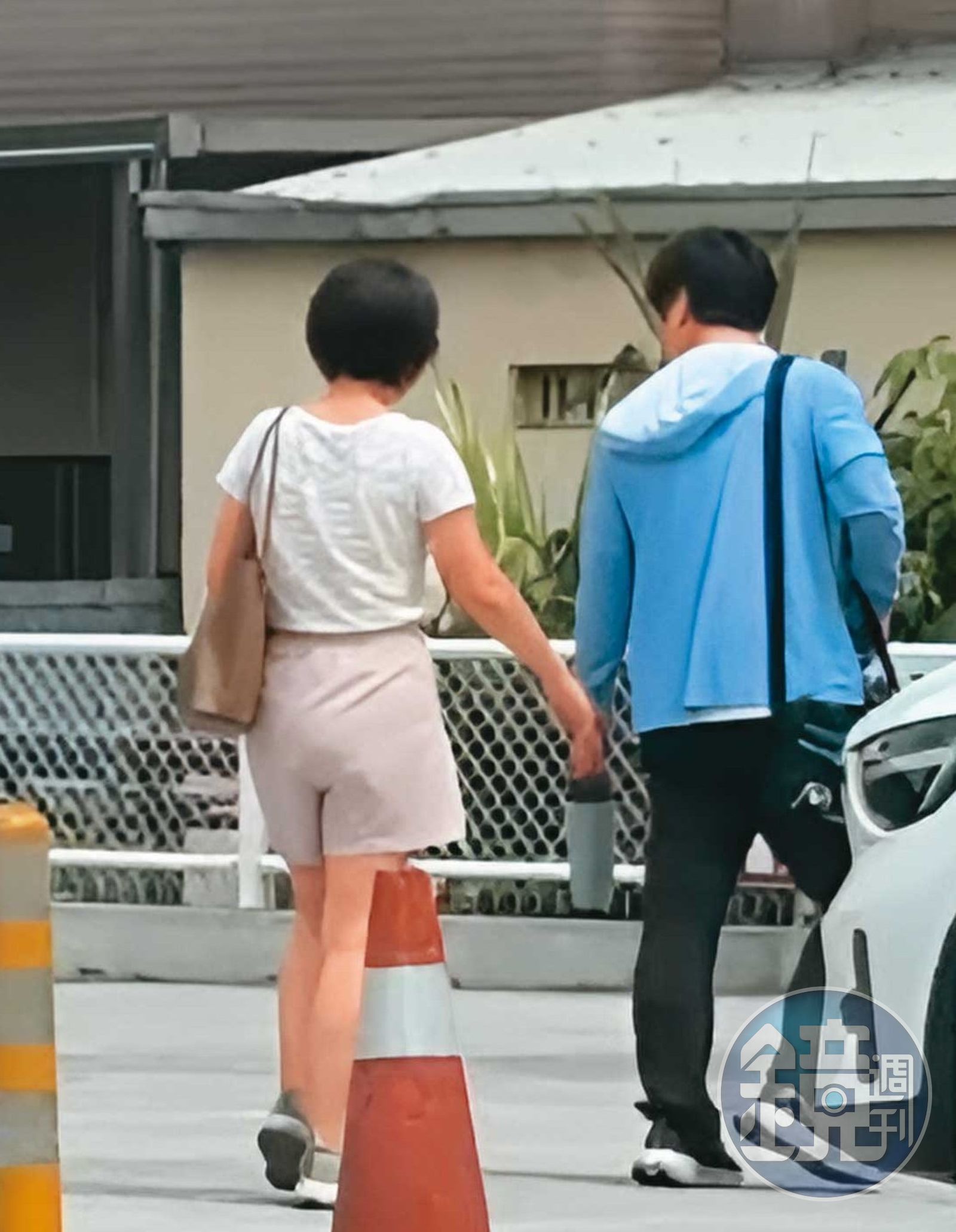 已婚政風主任L男（右）與法官助理K女（左）一起牽車，互動曖昧。（讀者提供）