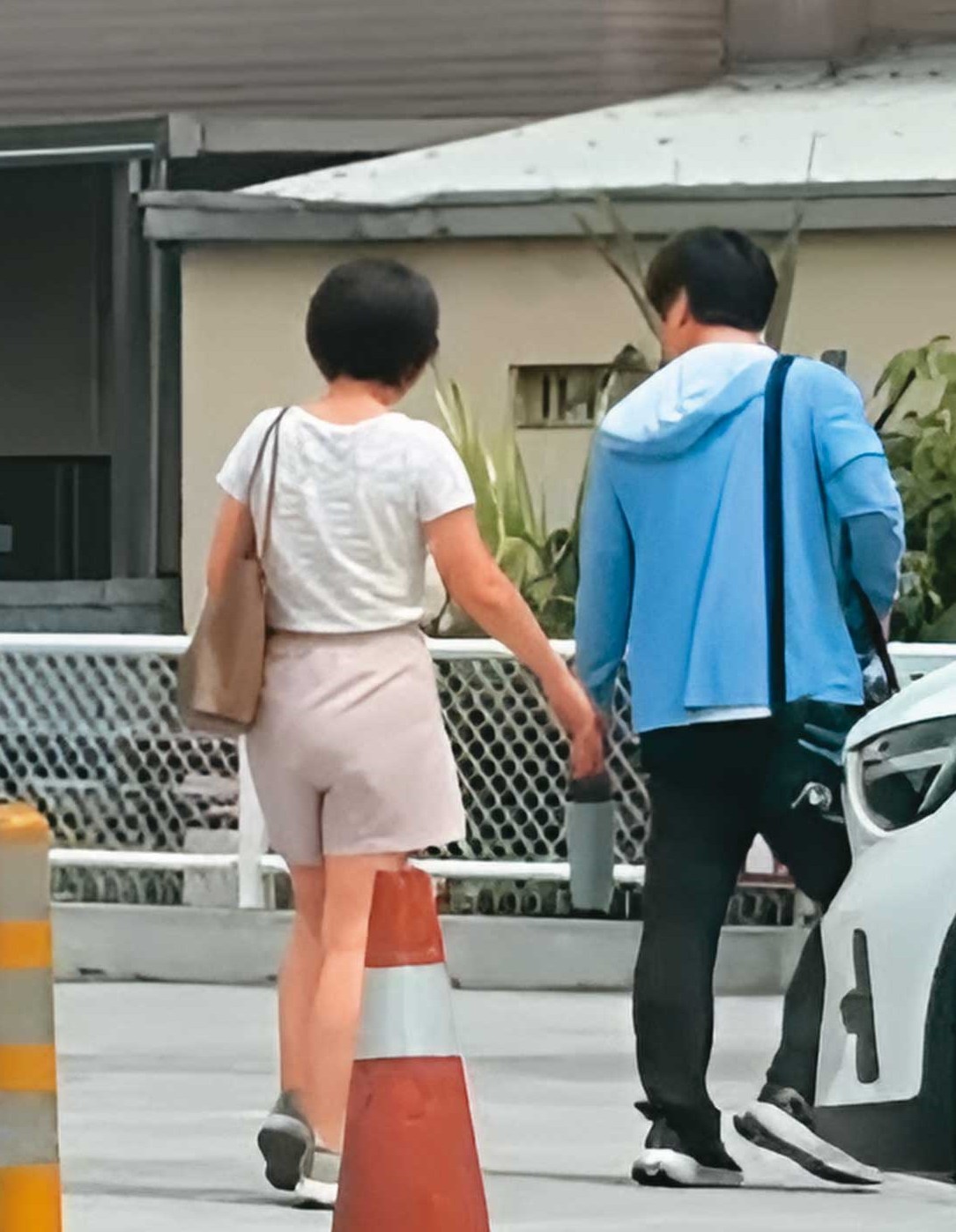 已婚政風主任L男(右)與法官助理K女(左)一起牽車,互動曖昧。(讀者提供)