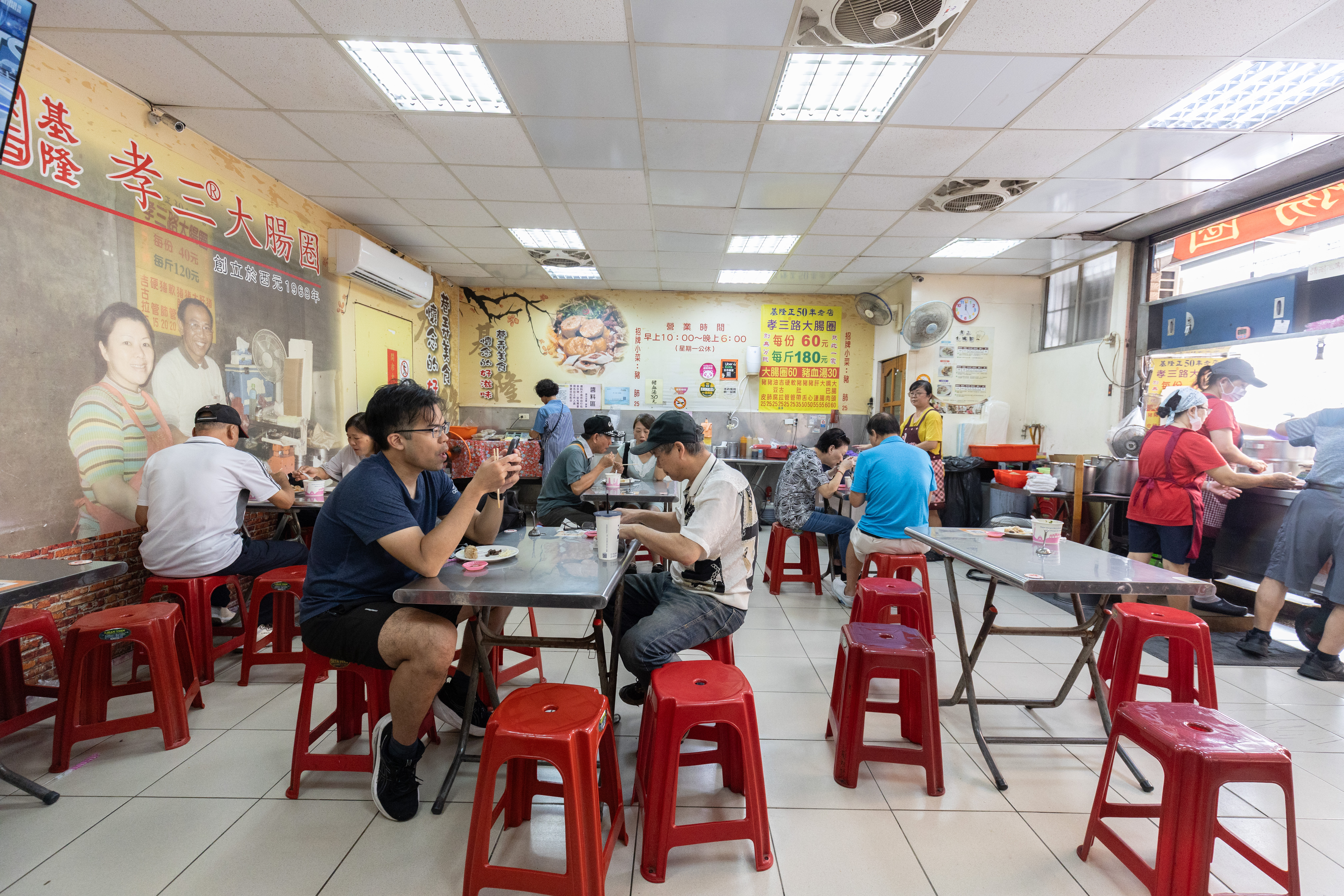 店裡從早到晚都座無虛席。