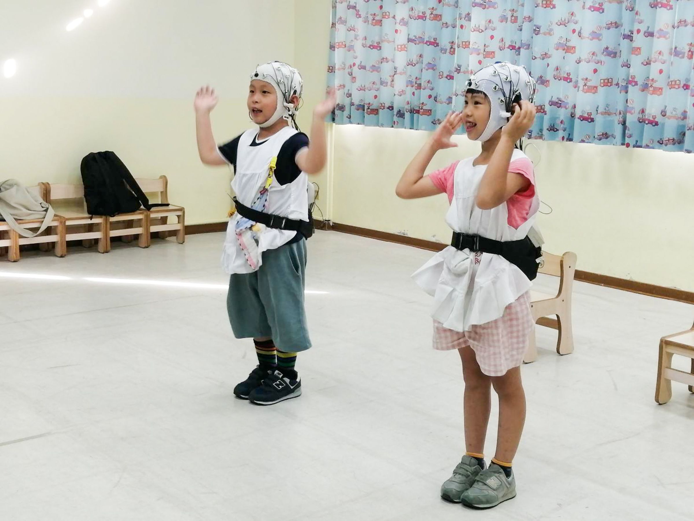 清華幼教系特聘教授周育如進行幼兒互動腦波實驗，嘗試透過音樂律動提升幼兒自我調控能力。（清華大學提供）