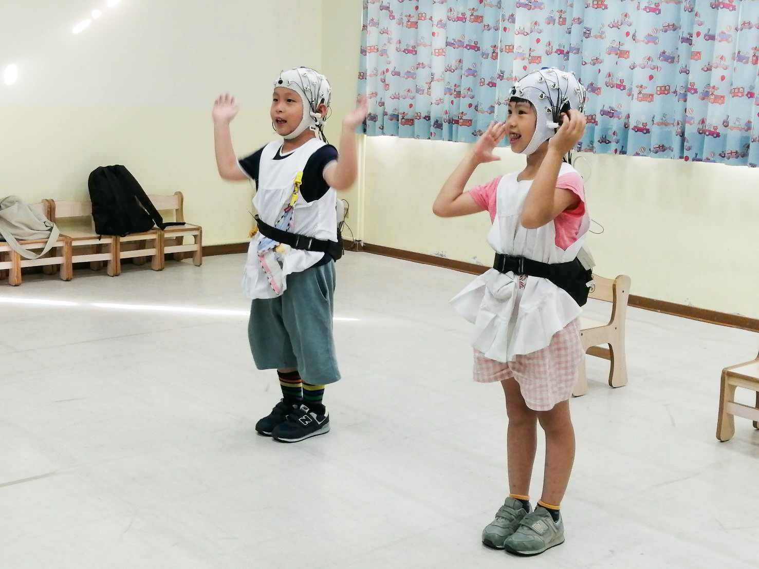 清華幼教系特聘教授周育如進行幼兒互動腦波實驗，嘗試透過音樂律動提升幼兒自我調控能力。（清華大學提供）