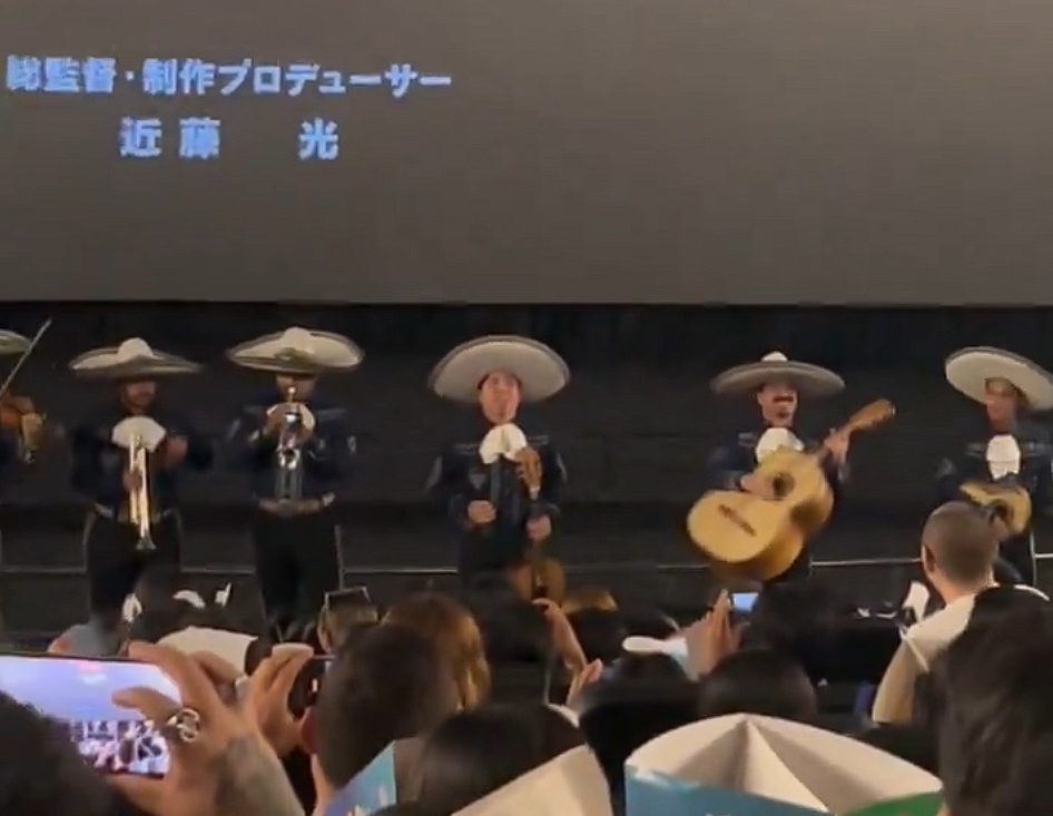 墨西哥一家電影院剛播完《鬼滅之刃》，字幕正在跑工作人員名單，突然有樂隊跑進來唱超歡樂的《玩具總動員》主題曲。（翻攝自X @uli_osu）