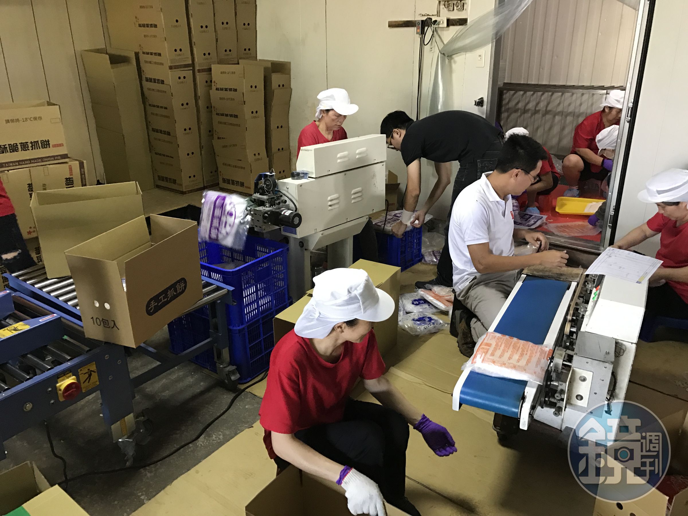 陳冠霖24歲回家接手父母的小食品廠,從一個月只生產8天,隔年做到營收翻倍成長。(圖為前期舊廠,龍豪食品提供))