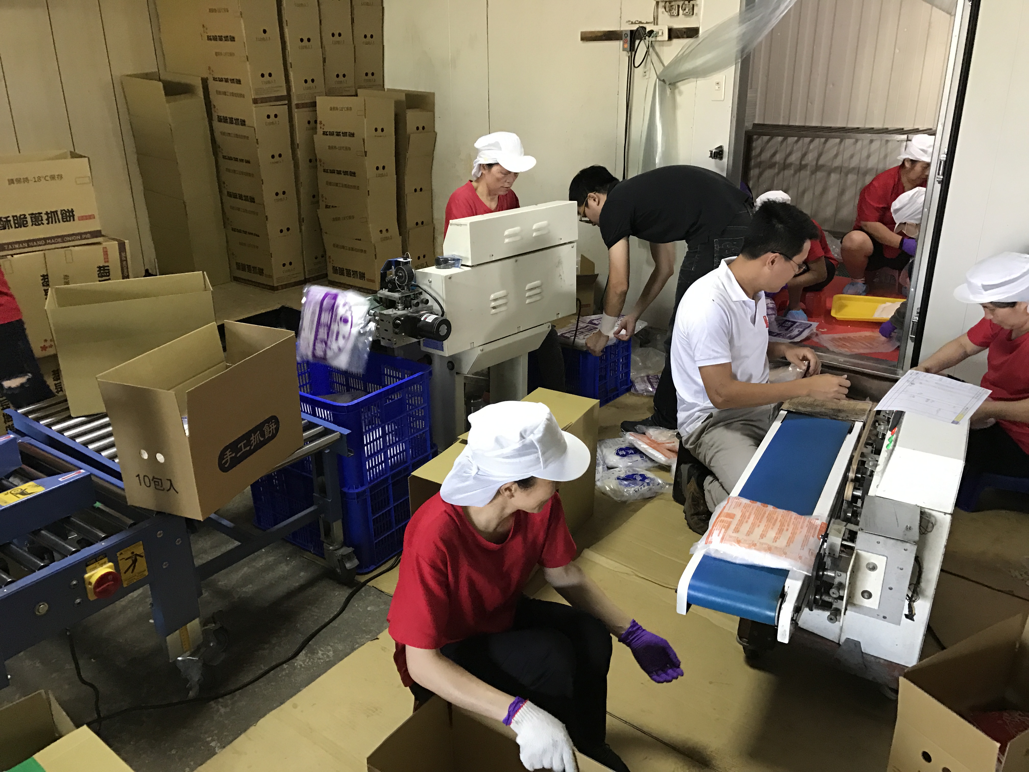 陳冠霖24歲回家接手父母的小食品廠，從一個月只生產8天，隔年做到營收翻倍成長。(圖為前期舊廠，龍豪食品提供))