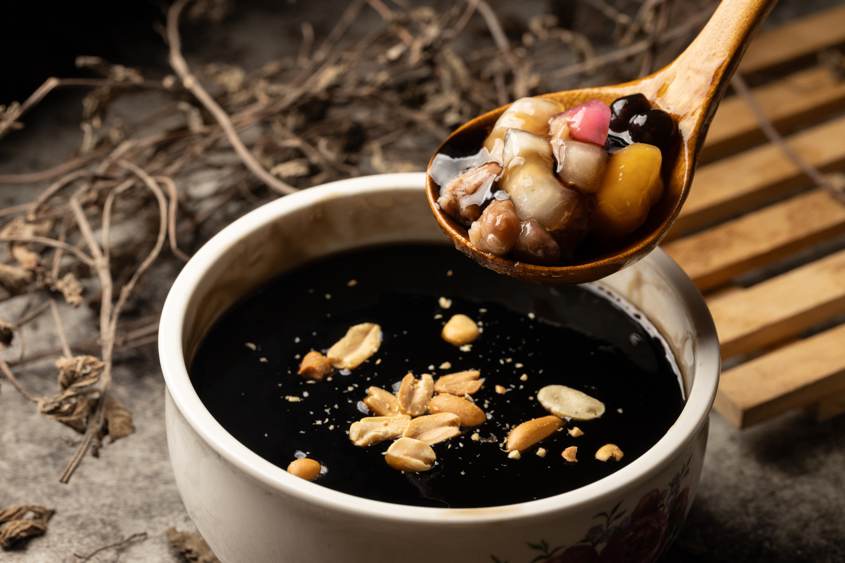 每晚在台北南京東路市場口推車擺攤的「紅燈籠三輪車仙草」，仙草伯的「燒仙草」單純以新竹關西種植的仙草乾，古法慢熬而成。（40元／碗）