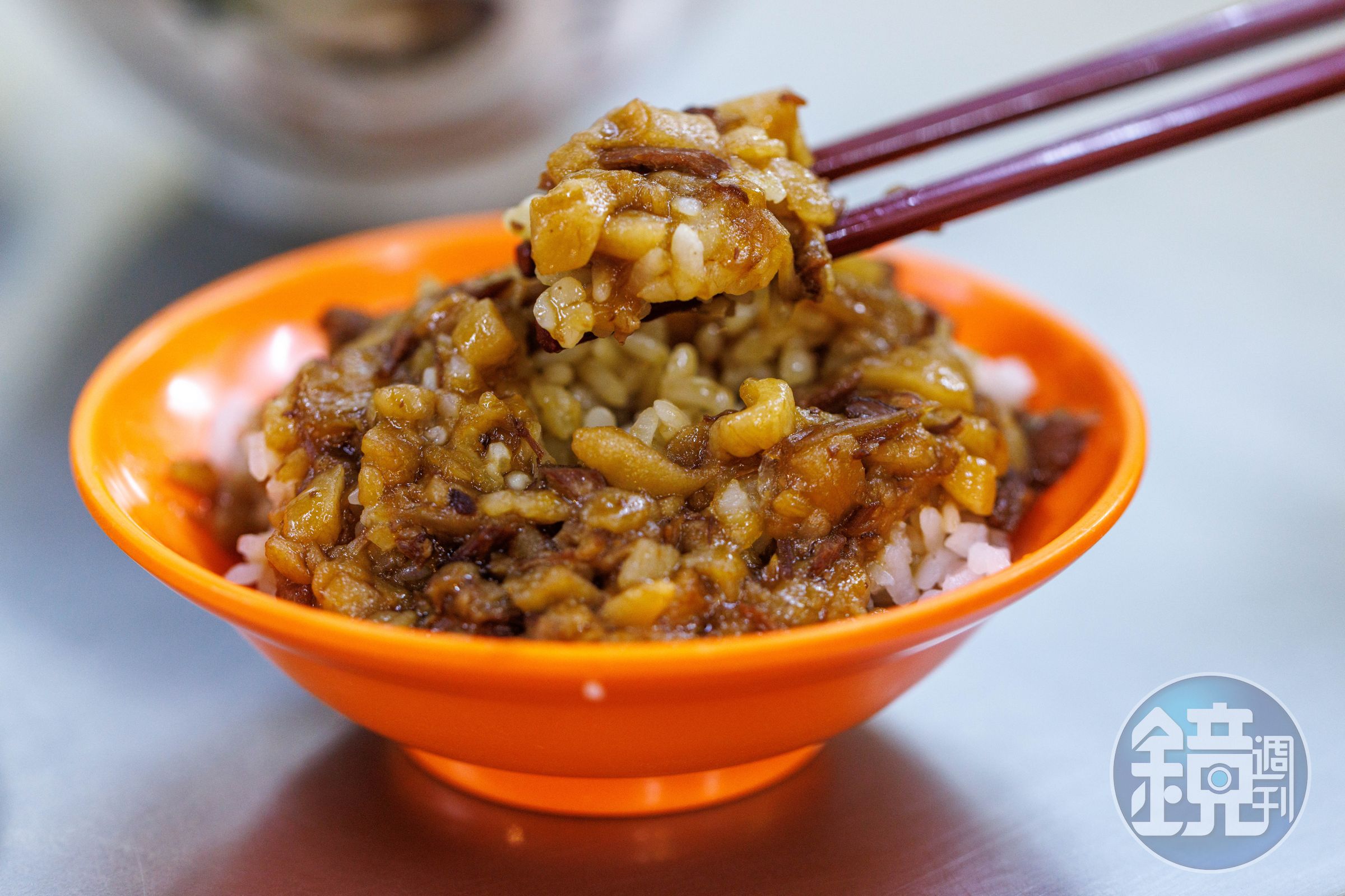 天一香的「滷肉飯」我認為是廟口第一。（25元／碗）