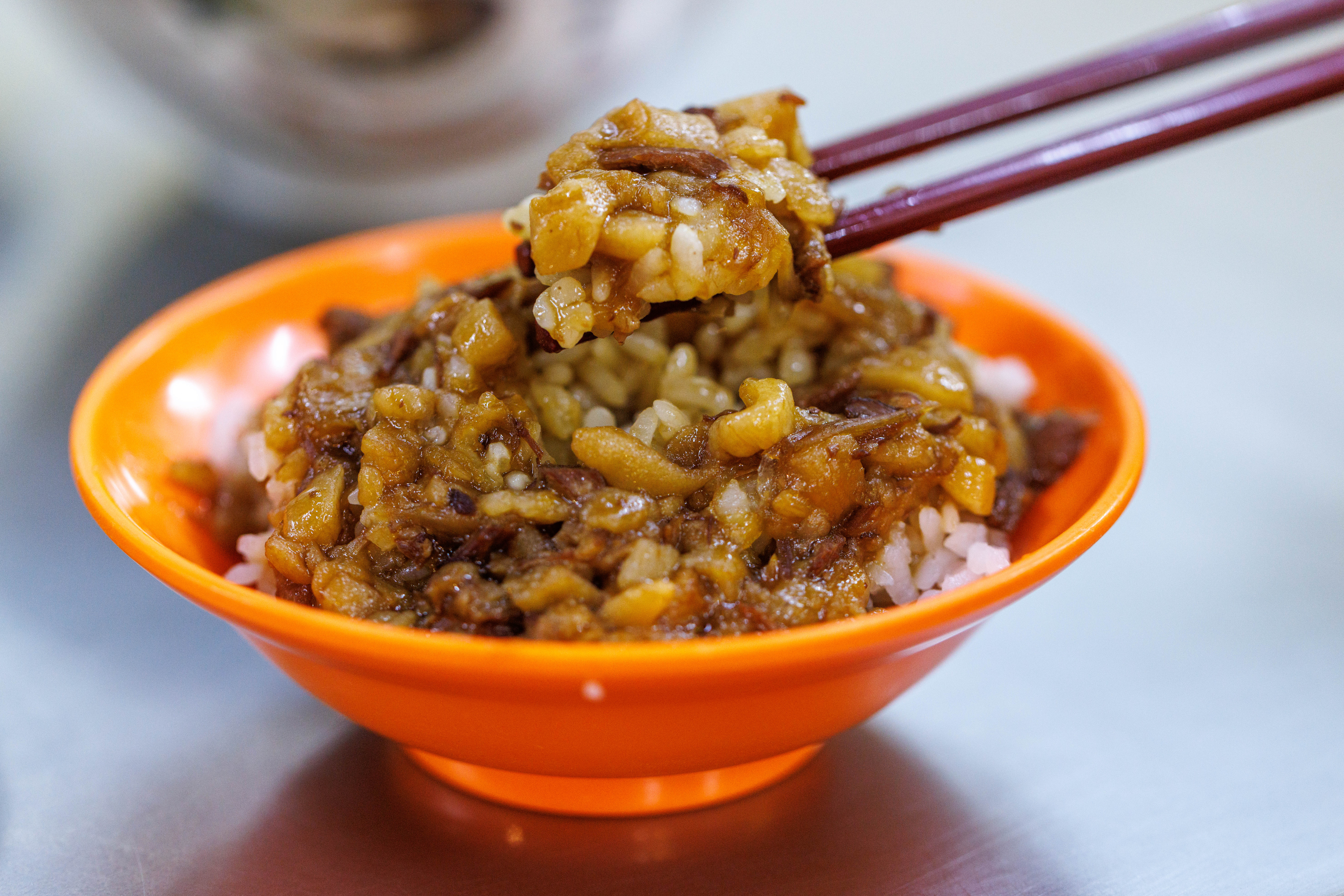 天一香的「滷肉飯」我認為是廟口第一。(25元/碗)
