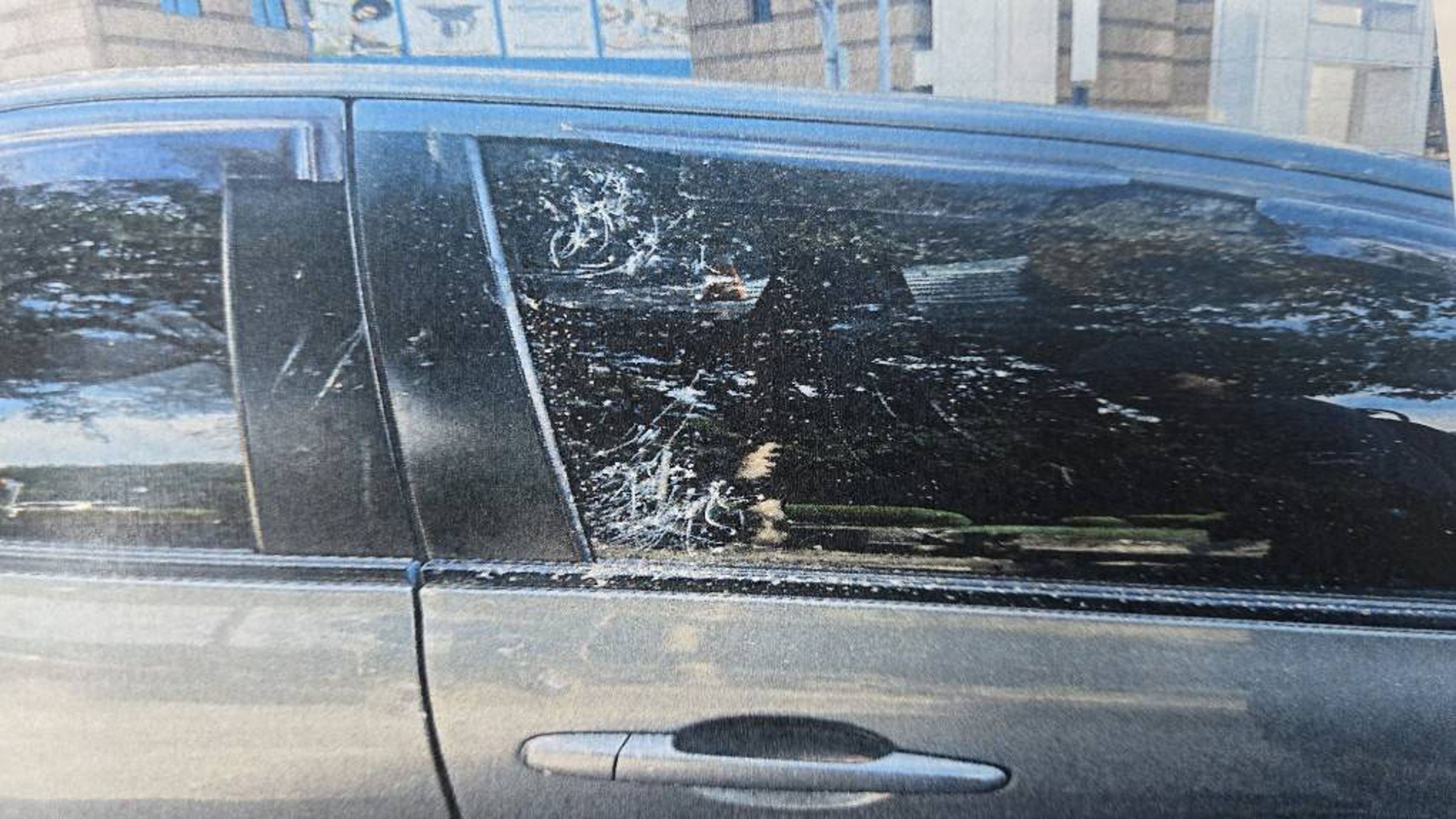 兩側車門遭破壞。（警方提供）