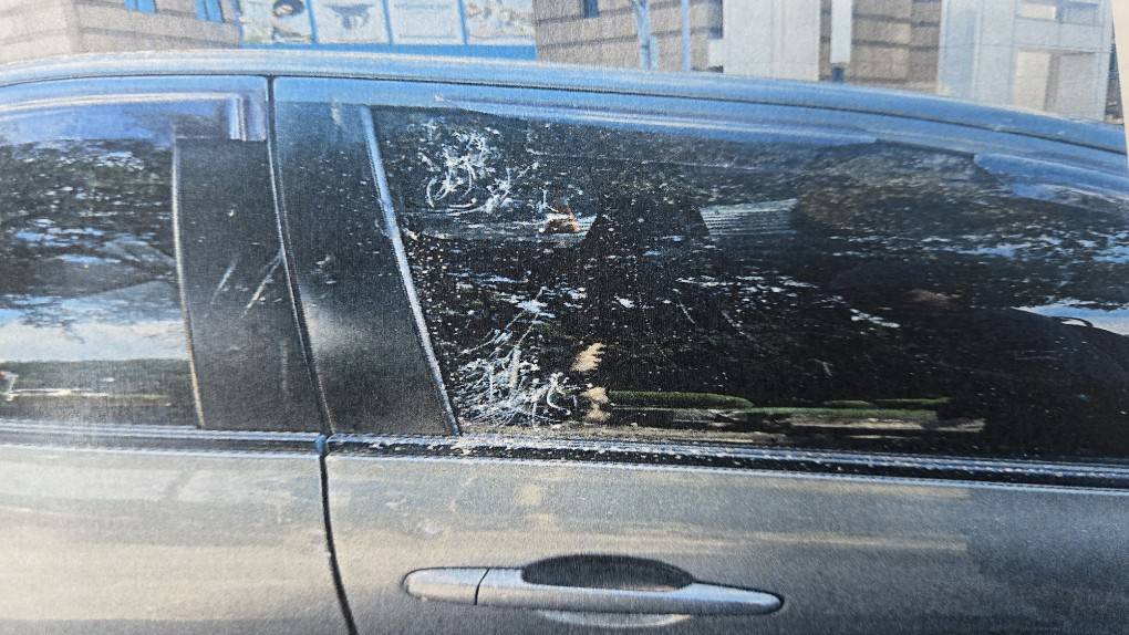 兩側車門遭破壞。(警方提供)