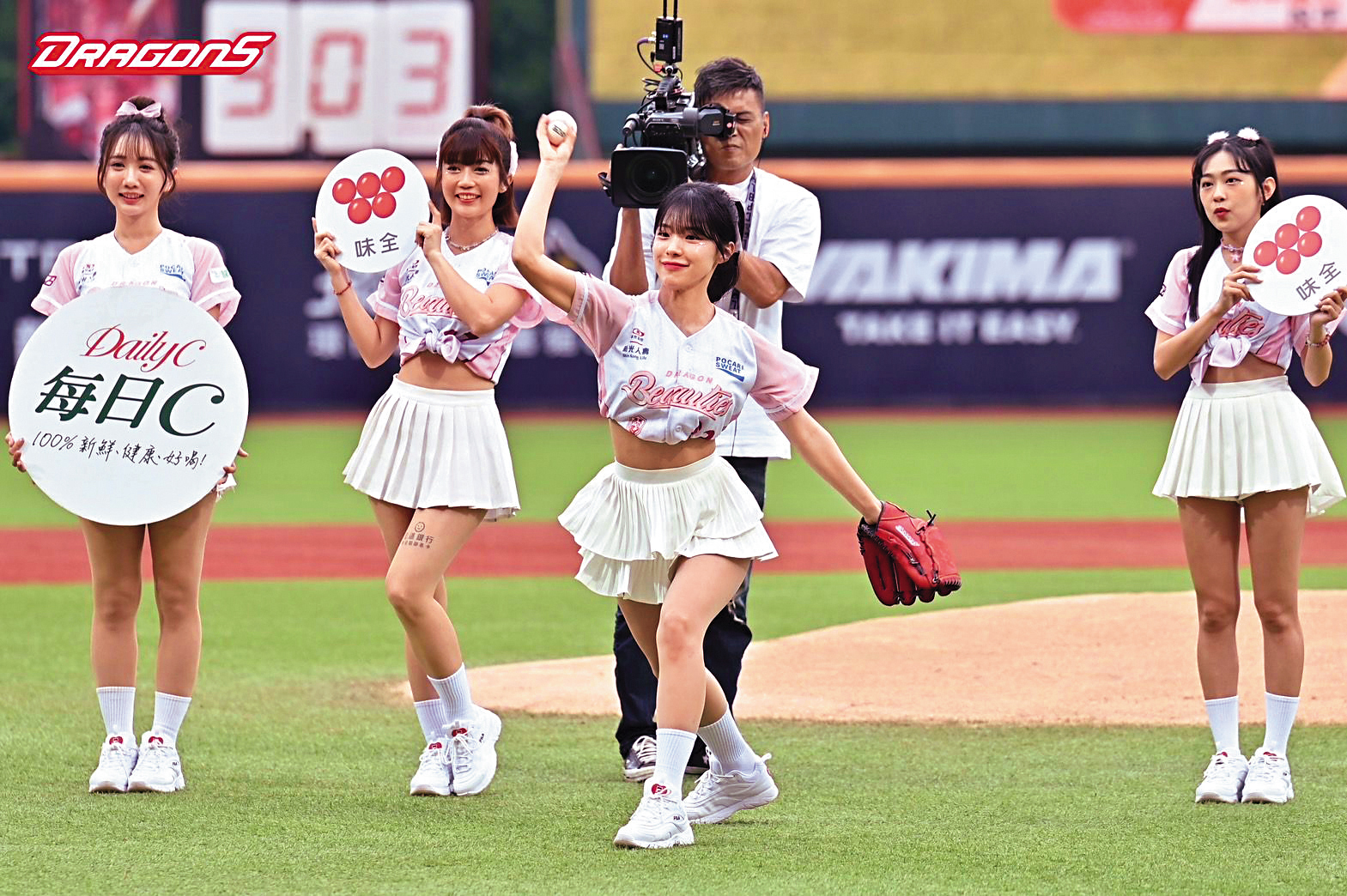 李多慧(前)隨著林襄腳步,成為小龍女,兩人的競爭一路從樂天桃猿延續到味全龍。(翻攝自味全龍臉書)