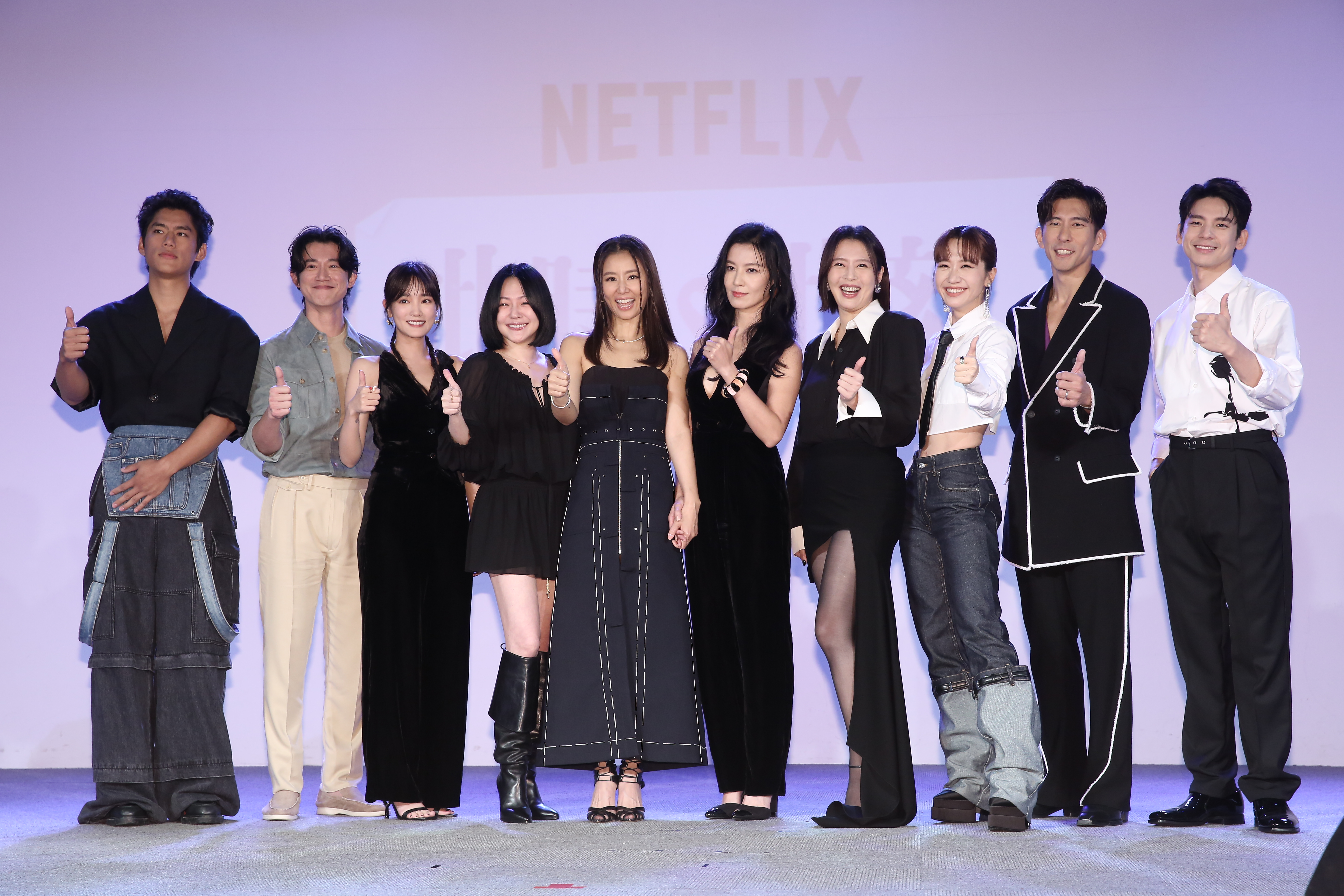《此時此刻》華麗卡司，左至右為：朱軒洋、吳慷仁、王淨、小S、林心如、林熙蕾、劉品言、LuLu、修杰楷、林柏宏。