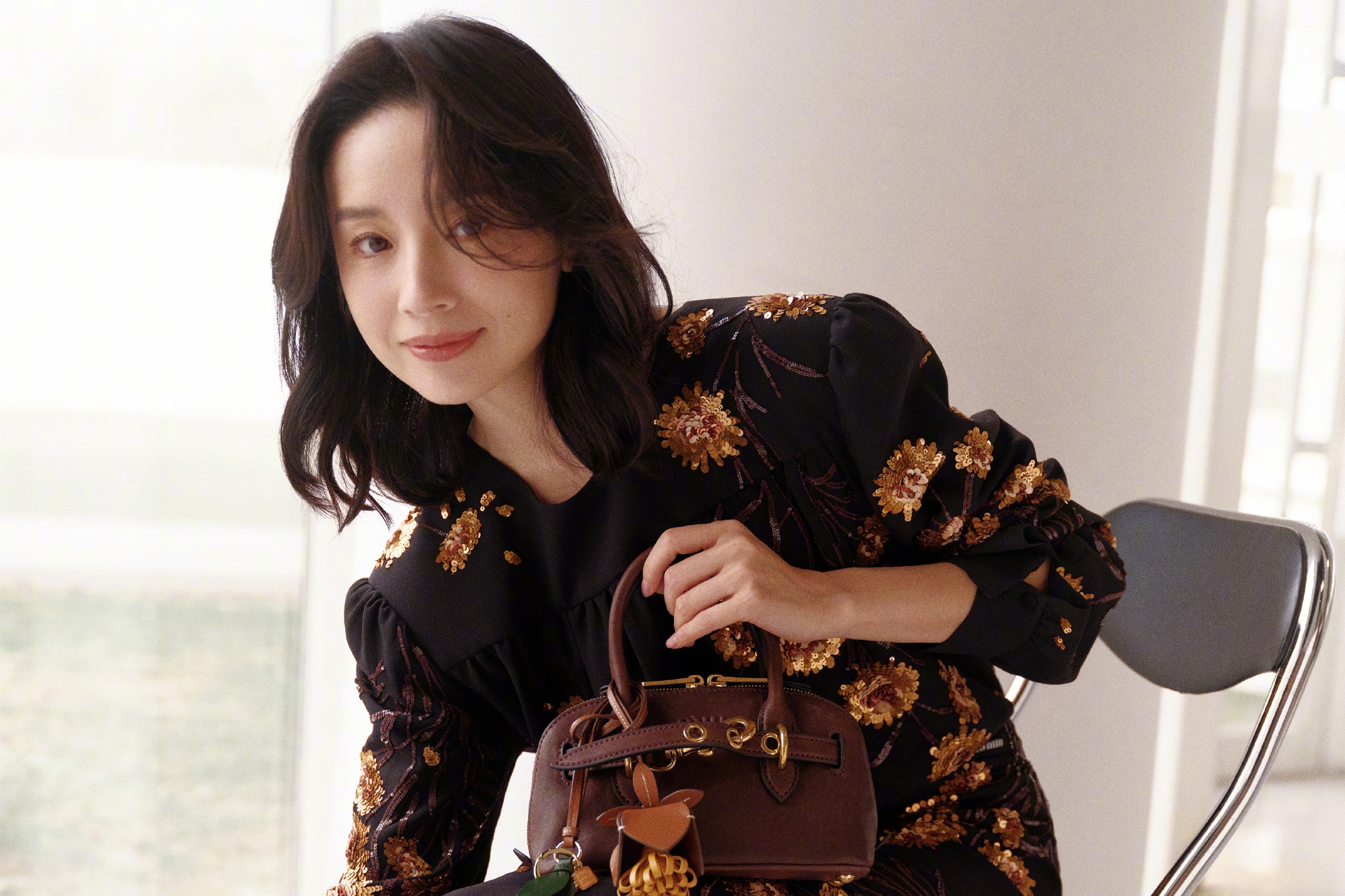 董潔2012年指控演員丈夫潘粵明性格粗暴、敗光家產,隔年卻被拍到未離婚就和男星王大冶熱吻。(翻攝自董潔微博)