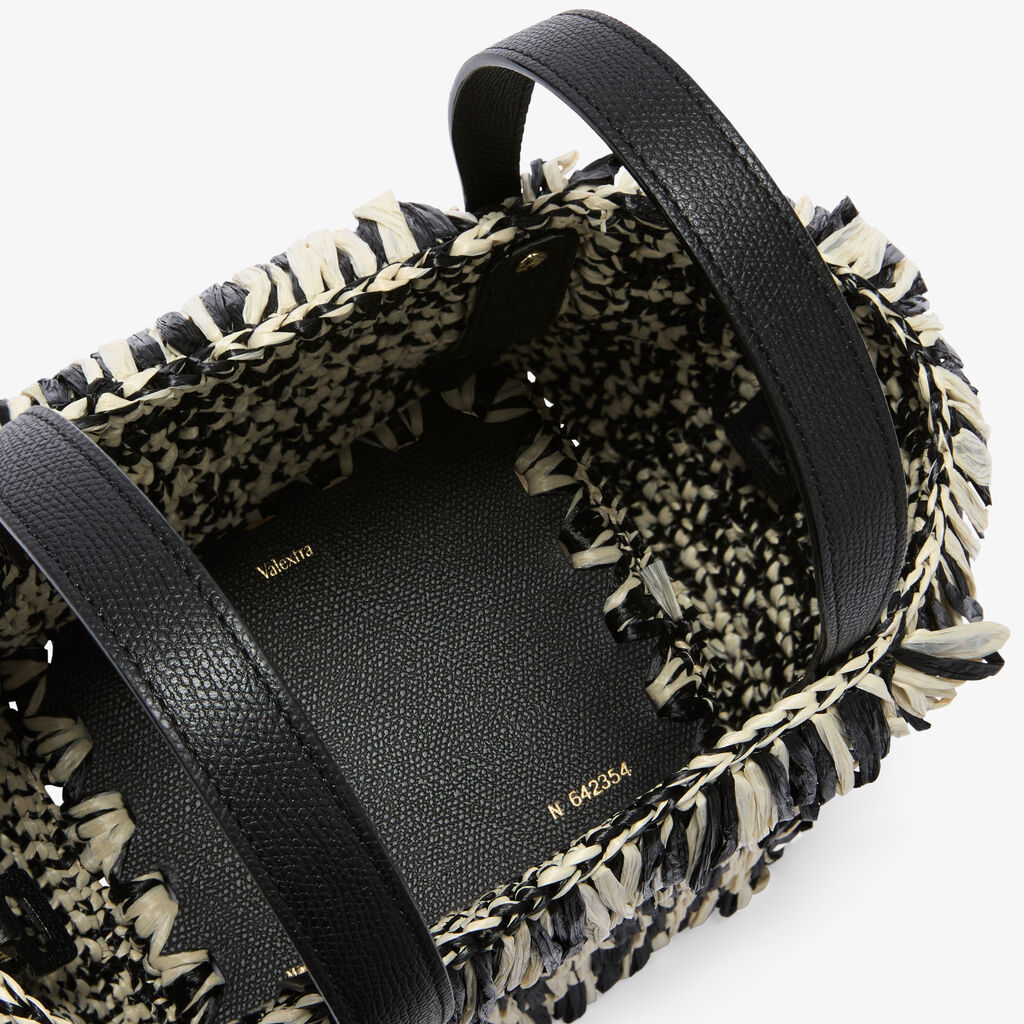 墨黑與羊皮紙白混色Soft Wavy Raffia Bucket Bag。NT$60,900（Valextra提供）       