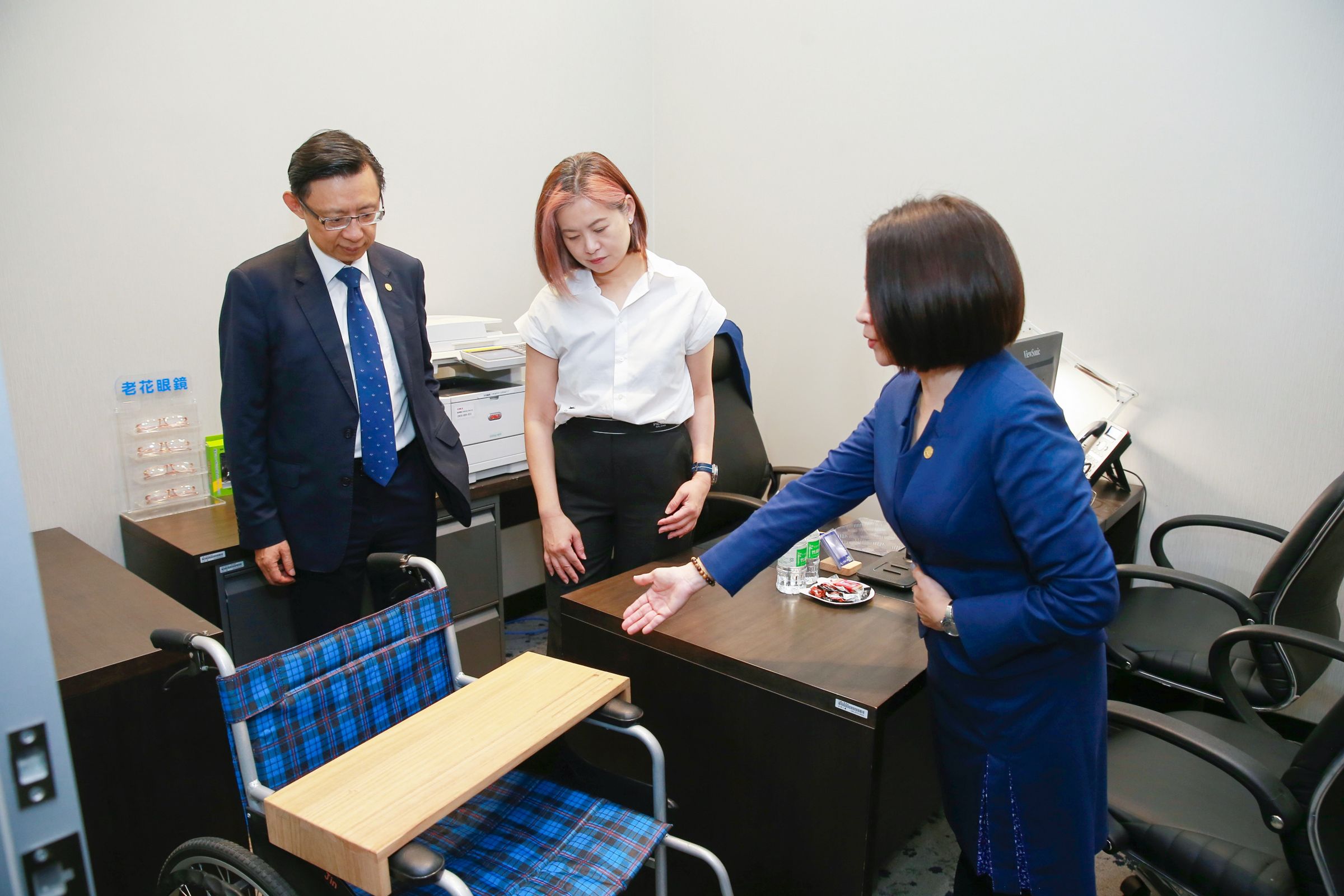 全球人壽台南分公司同仁引領介紹友善服務櫃台及友善服務設施,致力打造軟硬體兼容的客戶友善服務。