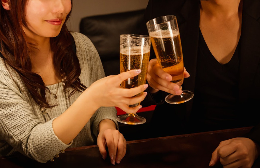 日本一名年輕女子透露靠陪酒跟夜總會等工作，輕鬆賺大錢，7年後卻窮到連卡費都繳不出來。（示意圖，Pakutaso）