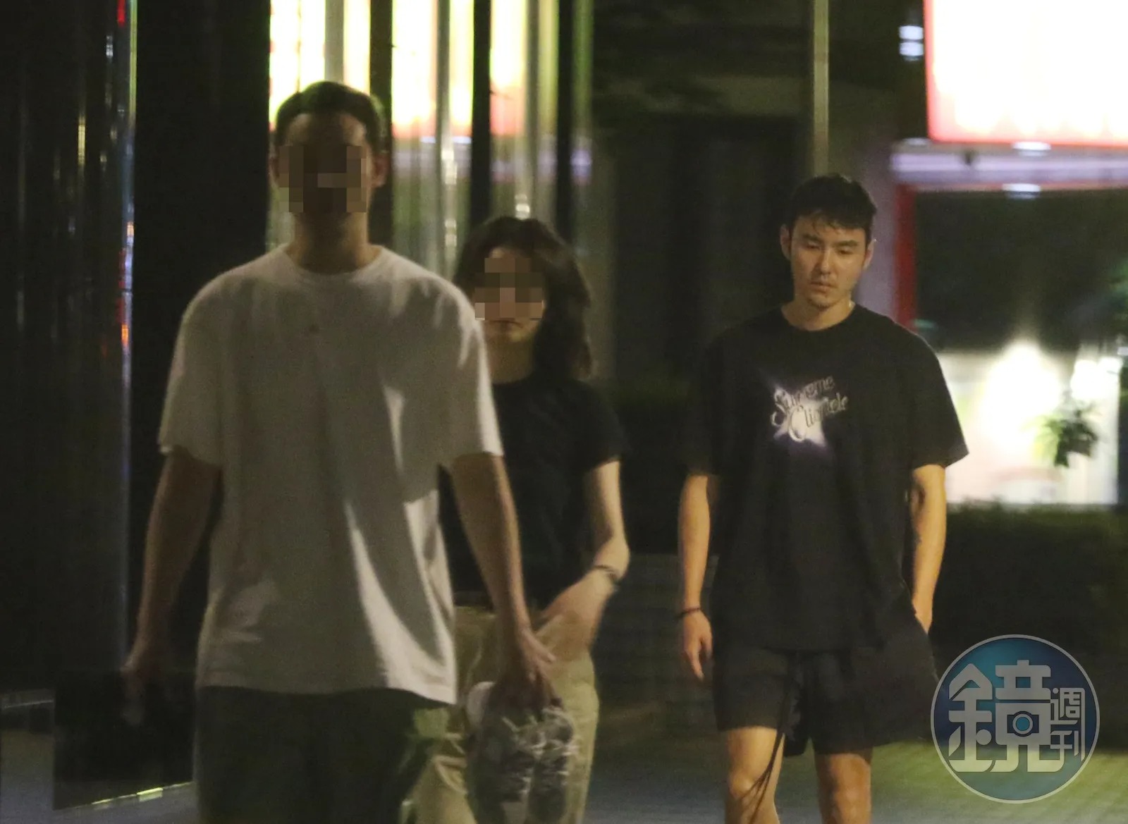 今年5月阮經天的母親不幸病逝,對他打擊甚大,所幸如今有人在身邊相陪。(攝影組)