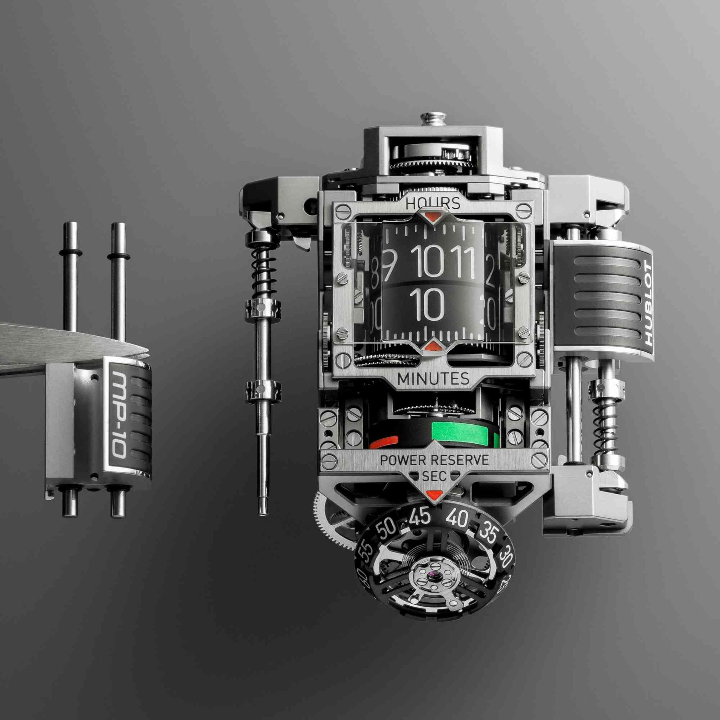 HUB9013 自製機芯整體尺寸僅28.1 × 31.0mm，厚度14.9 mm，重量38.4克，擁有多達592枚零件。