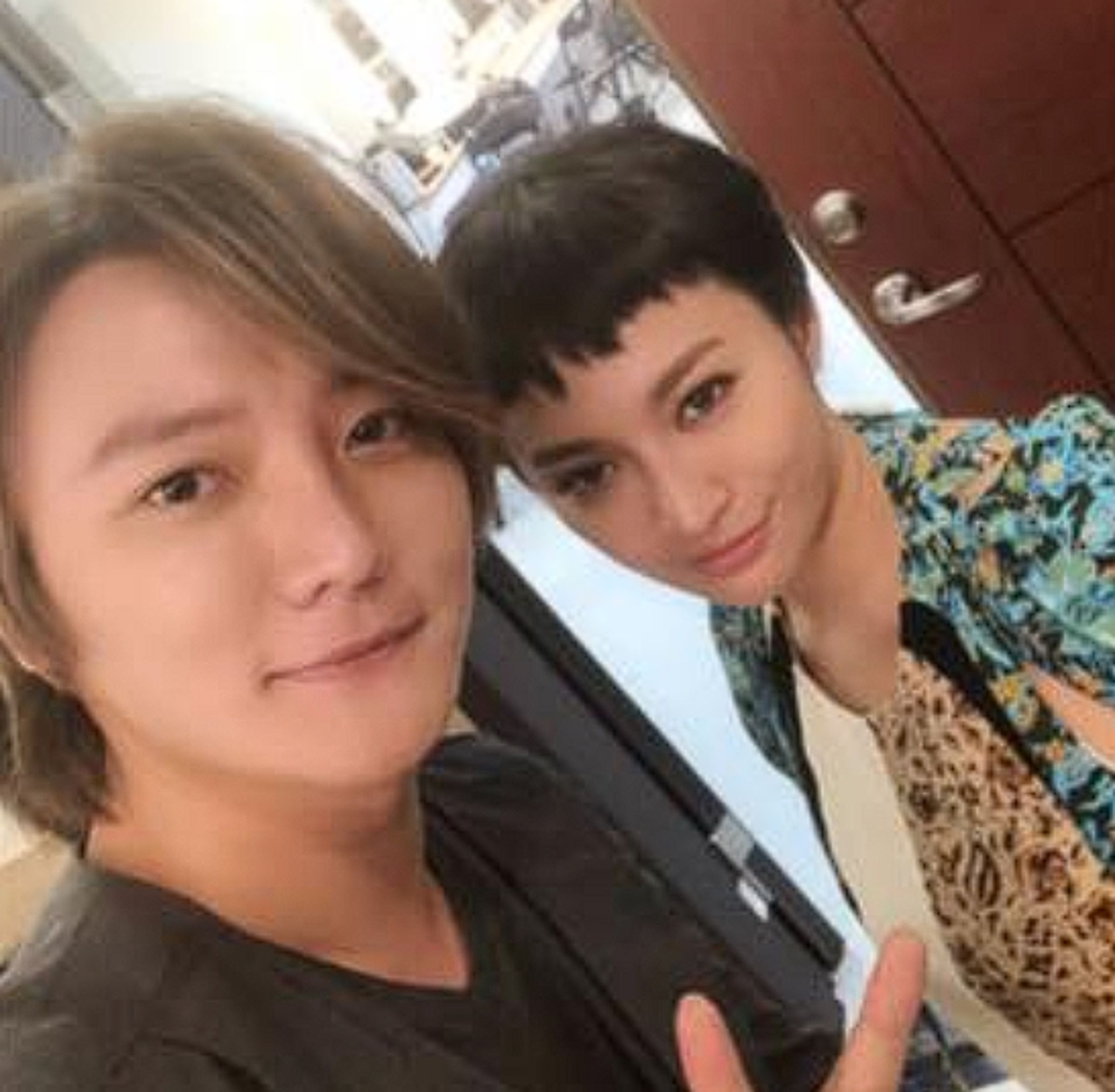 阿沁2018年擔任金曲獎評審，與入圍最佳女歌手的詹雯婷私下合影。（翻攝自阿沁臉書）