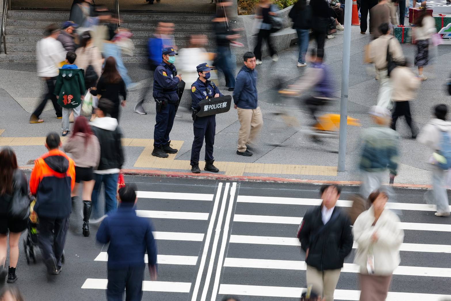 1名女子先是踩了男子一腳，接著從包包掏出美工刀瞪向對方，隨後進入中山站。（本刊資料照）
