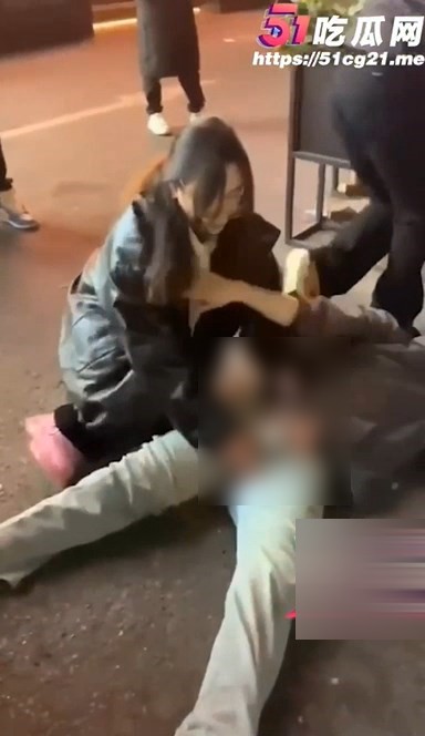 女生當場猥褻酒醉男生的下體，旁邊的同伴還笑得開心。（翻自《51吃瓜網》）