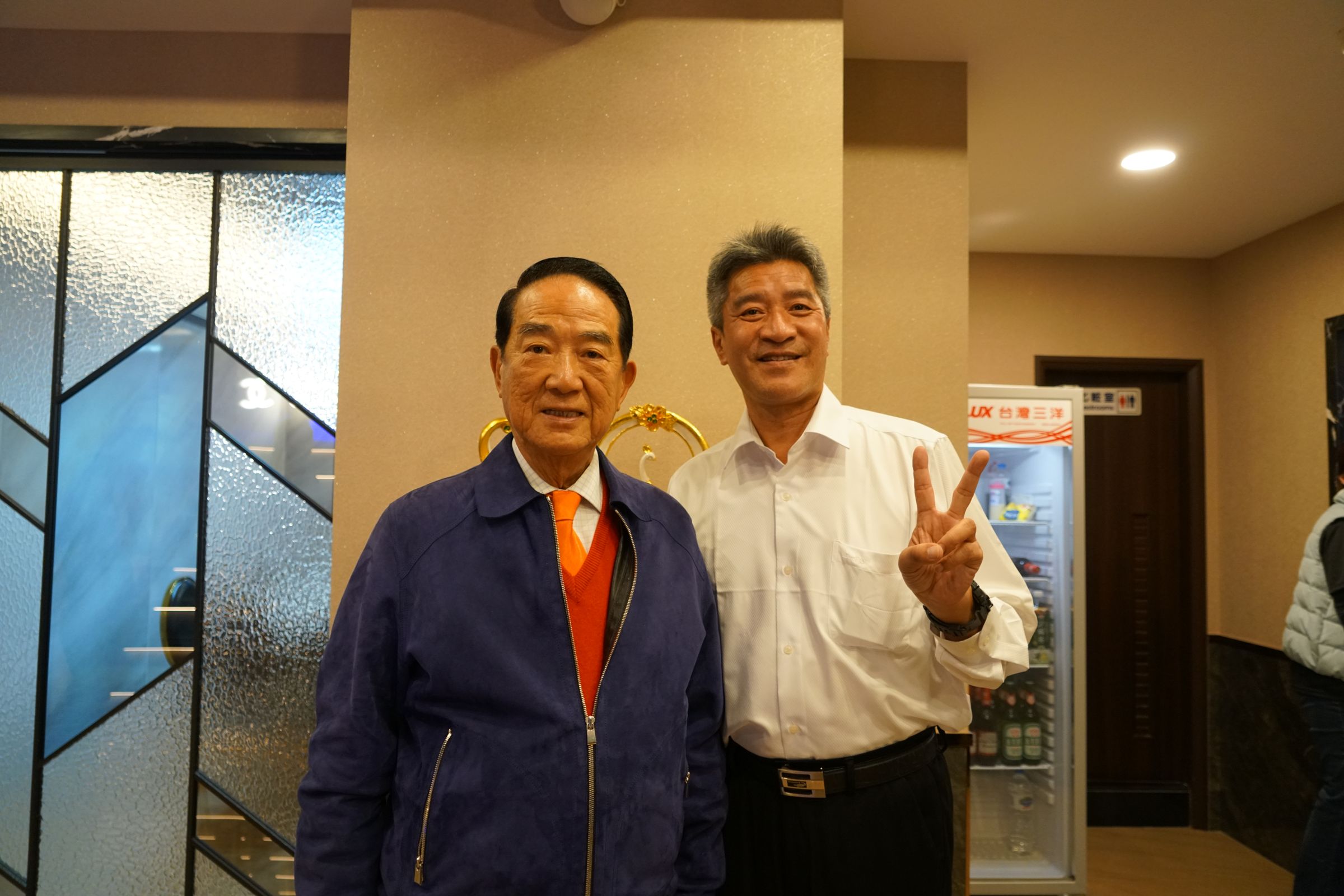 親民黨主席宋楚瑜今日搭機前往澎湖，與國民黨籍立委候選人吳政杰會晤。（親民黨提供）