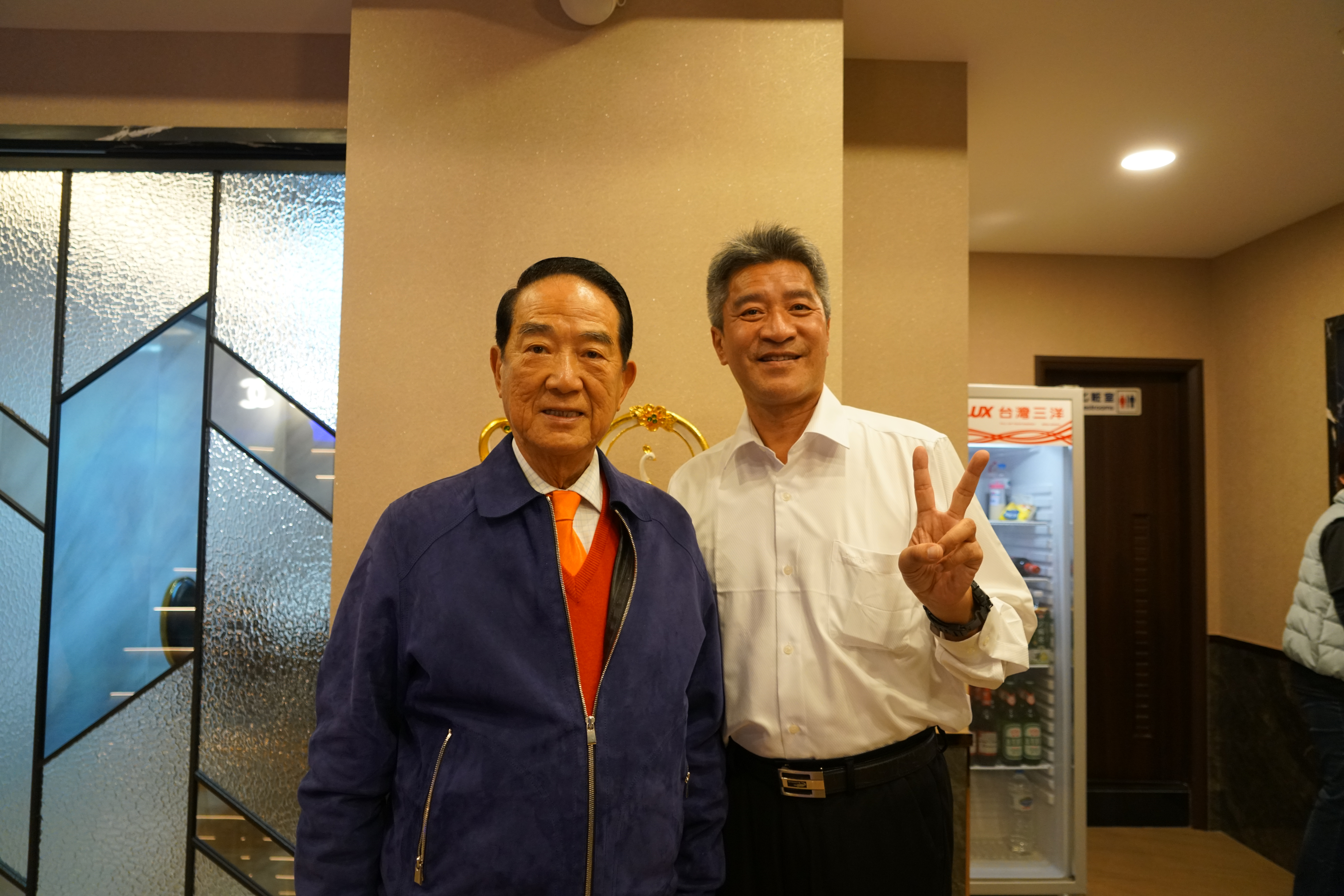 親民黨主席宋楚瑜今日搭機前往澎湖，與國民黨籍立委候選人吳政杰會晤。（親民黨提供）