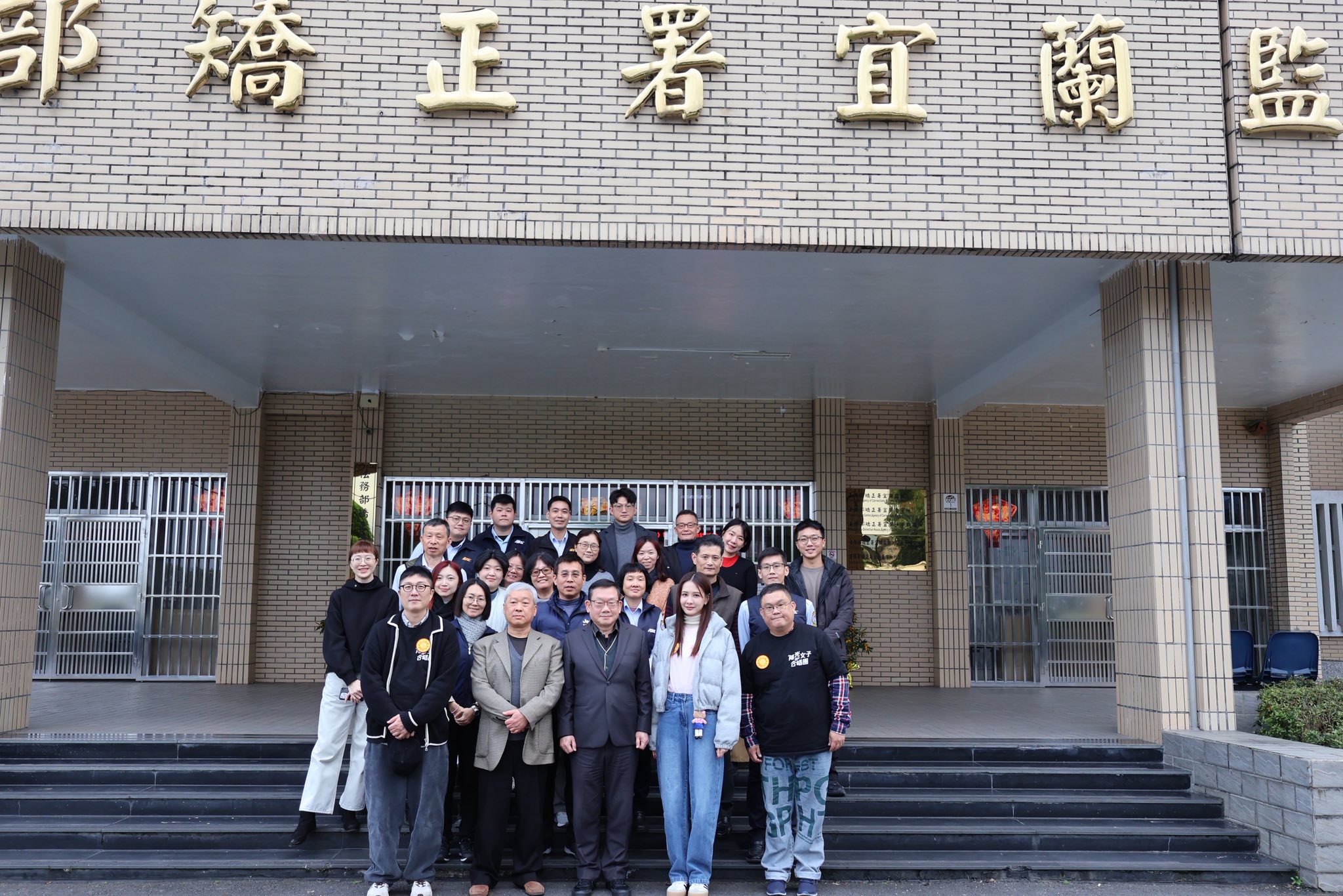 《陽光女子合唱團》導演林孝謙上週與藝人安心亞回到宜蘭監獄，受到收容人的熱烈歡迎。（翻攝自林孝謙臉書）