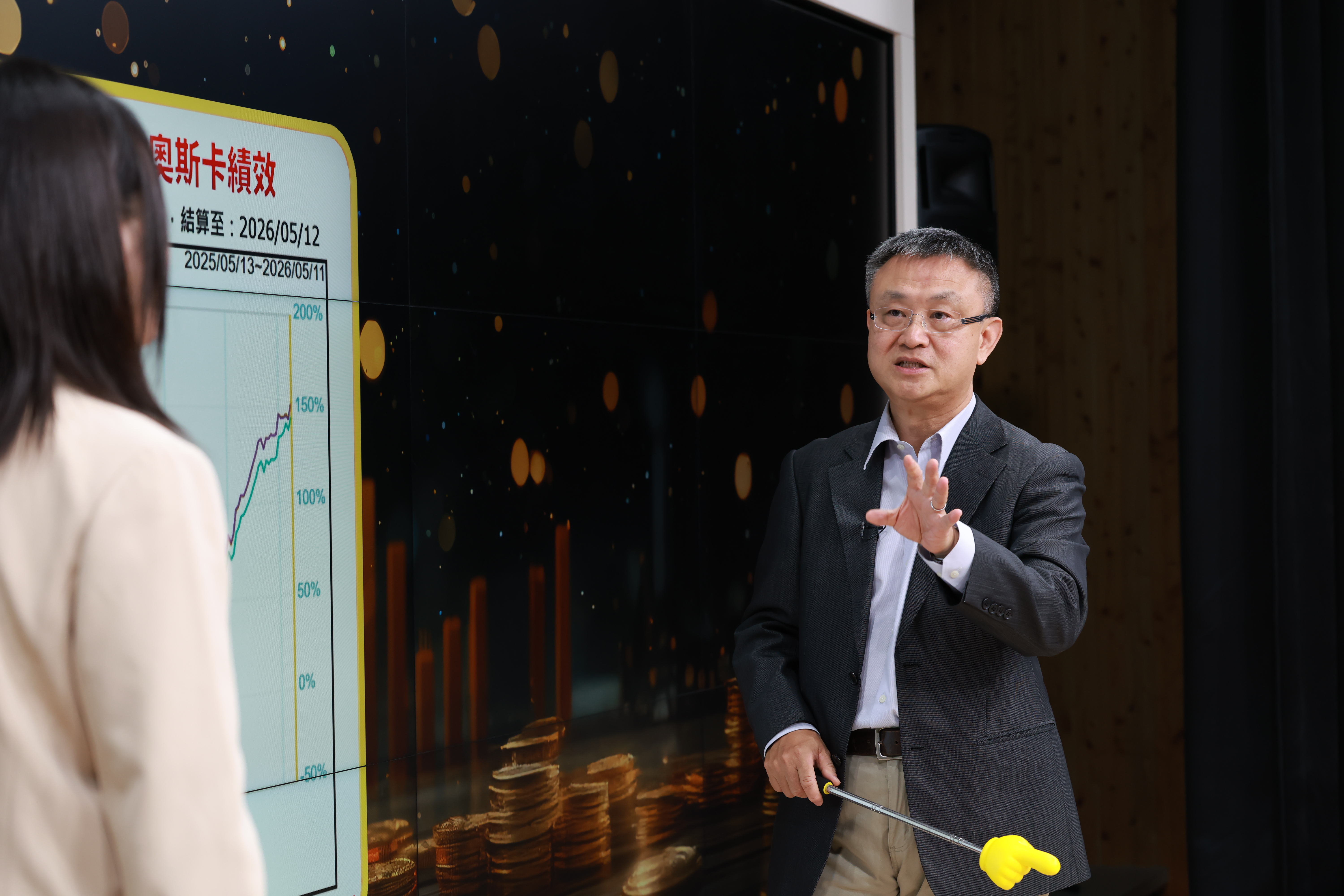 近期台股單日千點震盪成為常態，朱岳中認為市場進入高檔整理期，但AI長線趨勢並未改變。