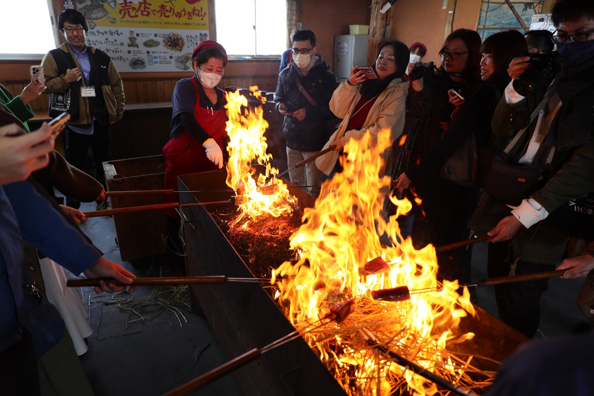 用稻草燻烤的「鰹魚半敲燒」，被高知人視為靈魂美味。