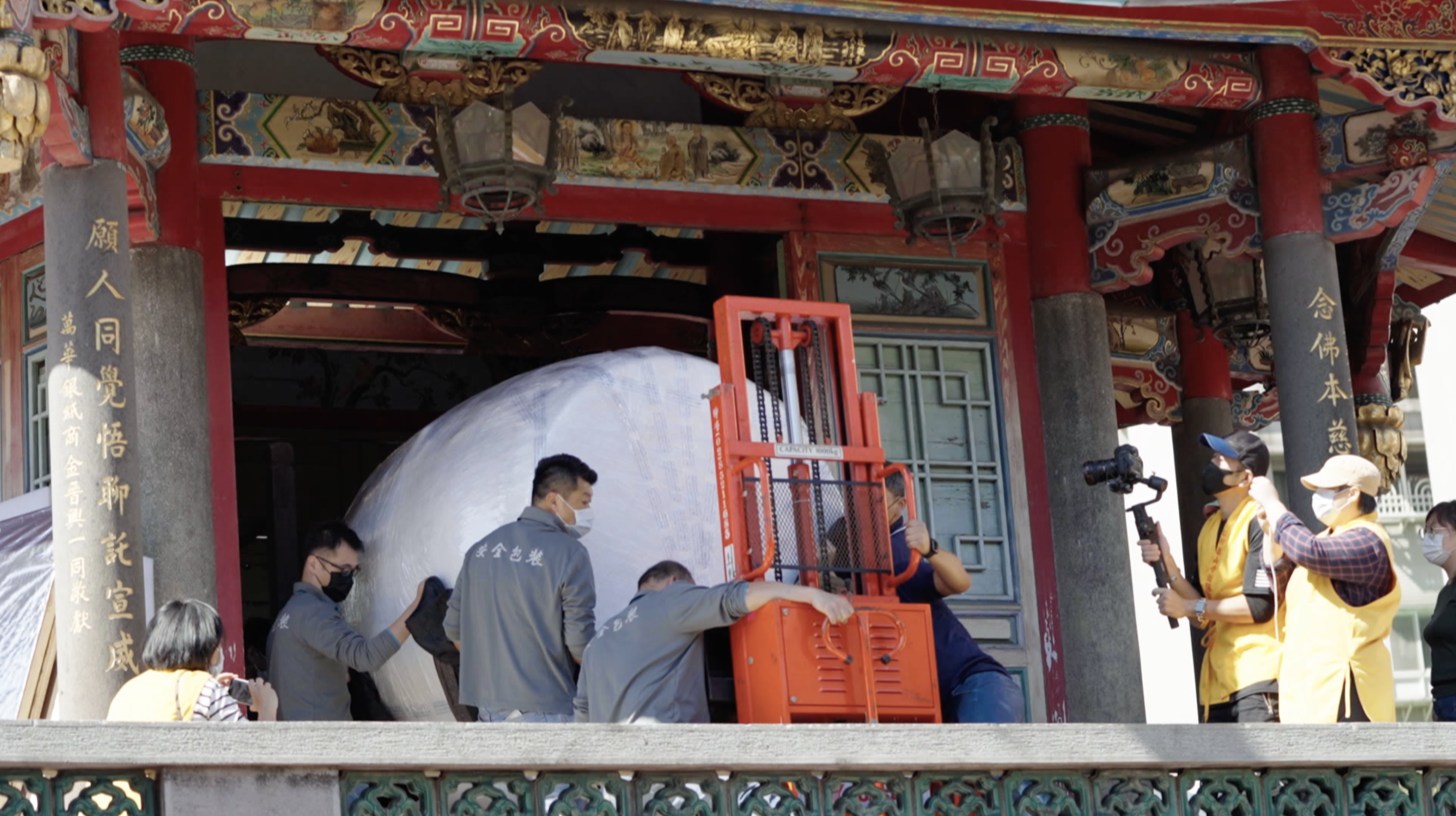 建築學者蔣雅君，講解圓山大飯店的建築樣式。（鏡文學提供）