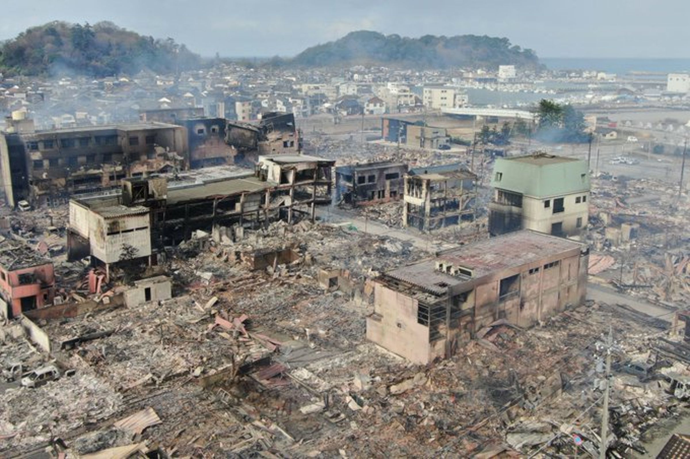 輪島市在震後發生大火,現場宛如被轟炸。(翻自富山新聞X平台)