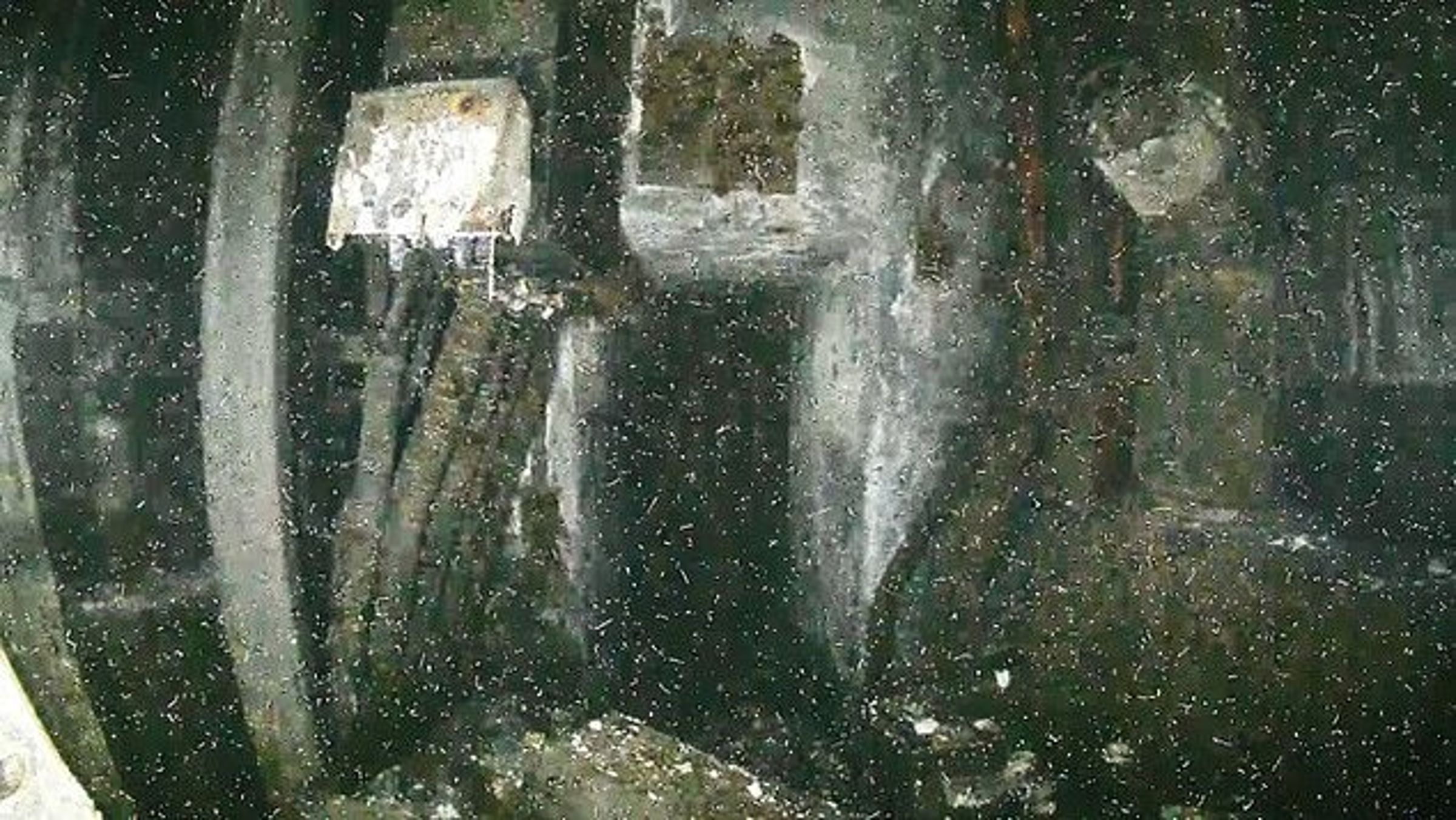 東電公布微型無人機拍攝到反應爐芯正下方的圍阻艙基座內部的影像。