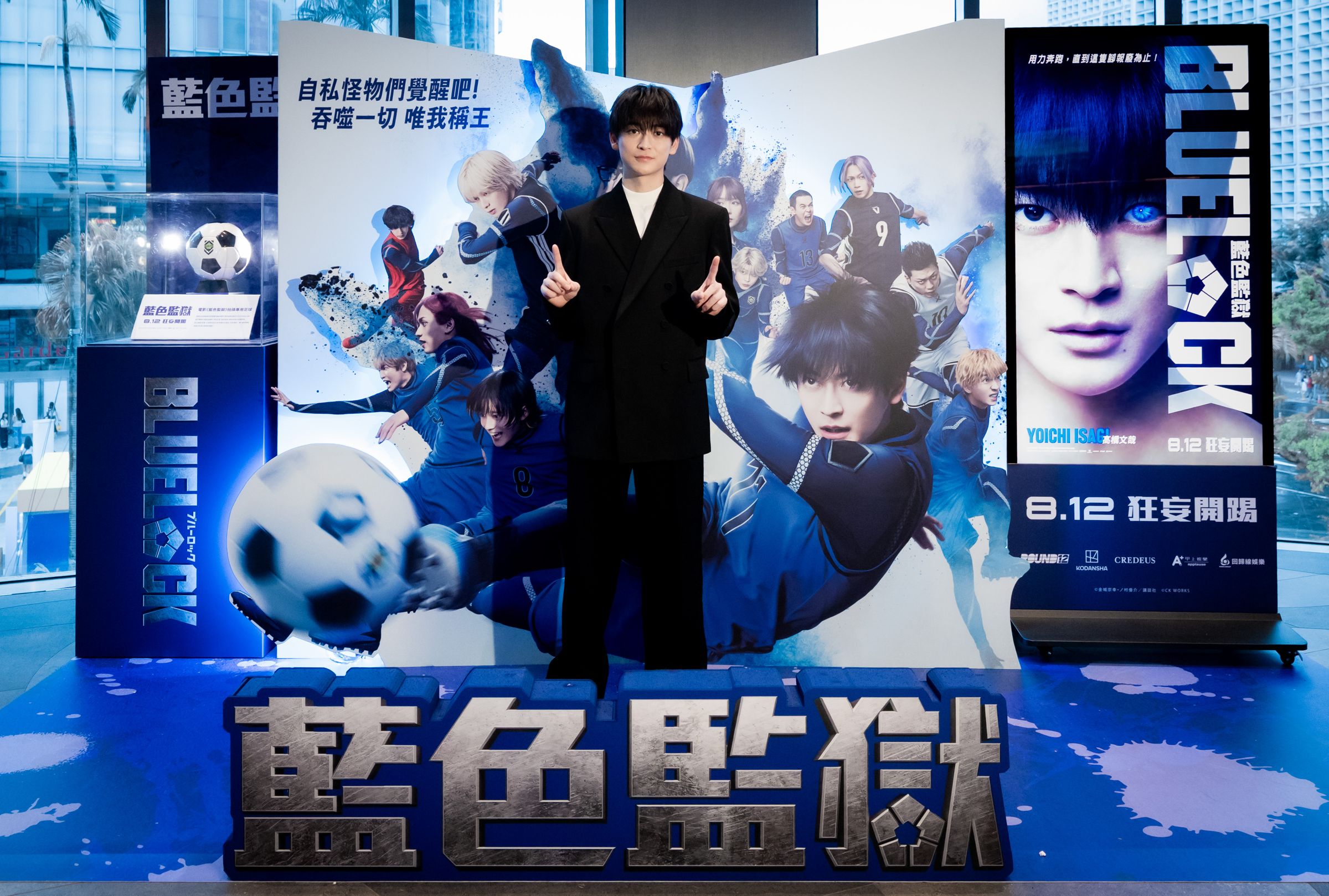 高橋文哉與大巨蛋威秀影城電影視覺立體座合影。（甲上娛樂提供）