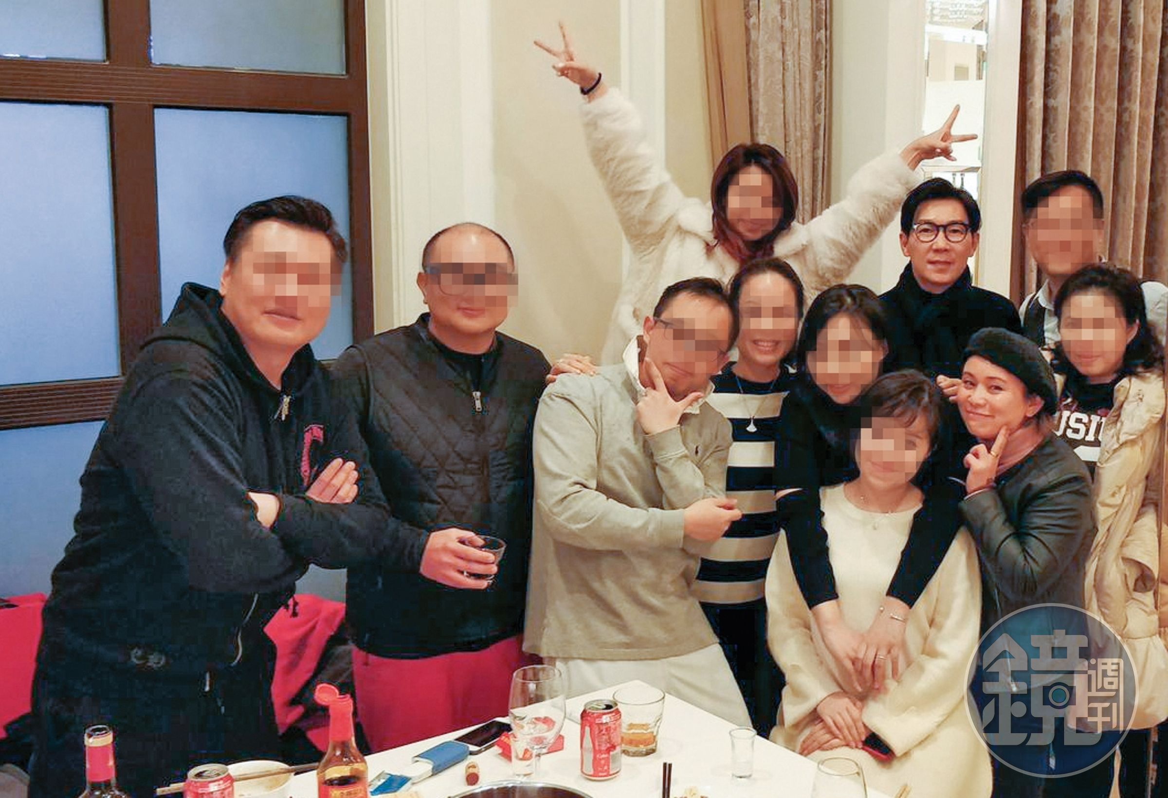 品冠(後排右二)捲入別人財務糾紛,裘女士(前排右二)提供照片表示彼此認識,甚至賴給品冠老婆,說是她的介紹。(裘女士提供)