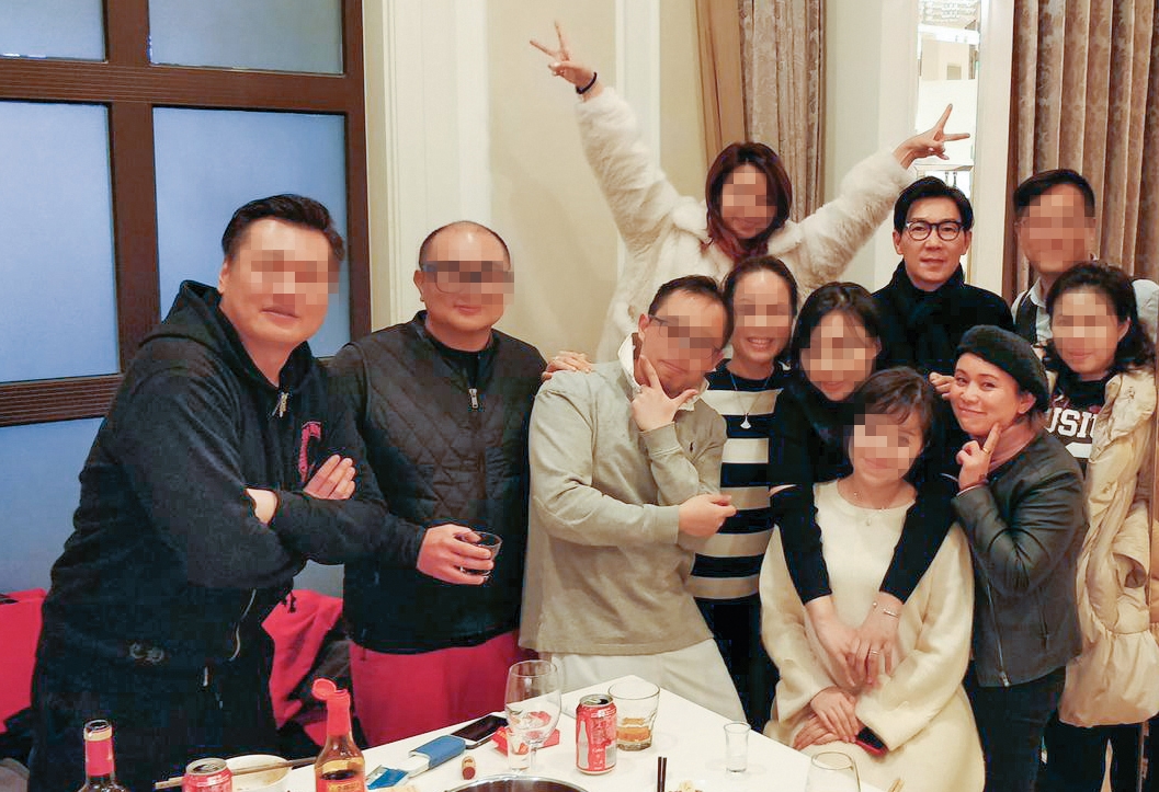 品冠（後排右二）捲入別人財務糾紛，裘女士（前排右二）提供照片表示彼此認識，甚至賴給品冠老婆，說是她的介紹。（裘女士提供）