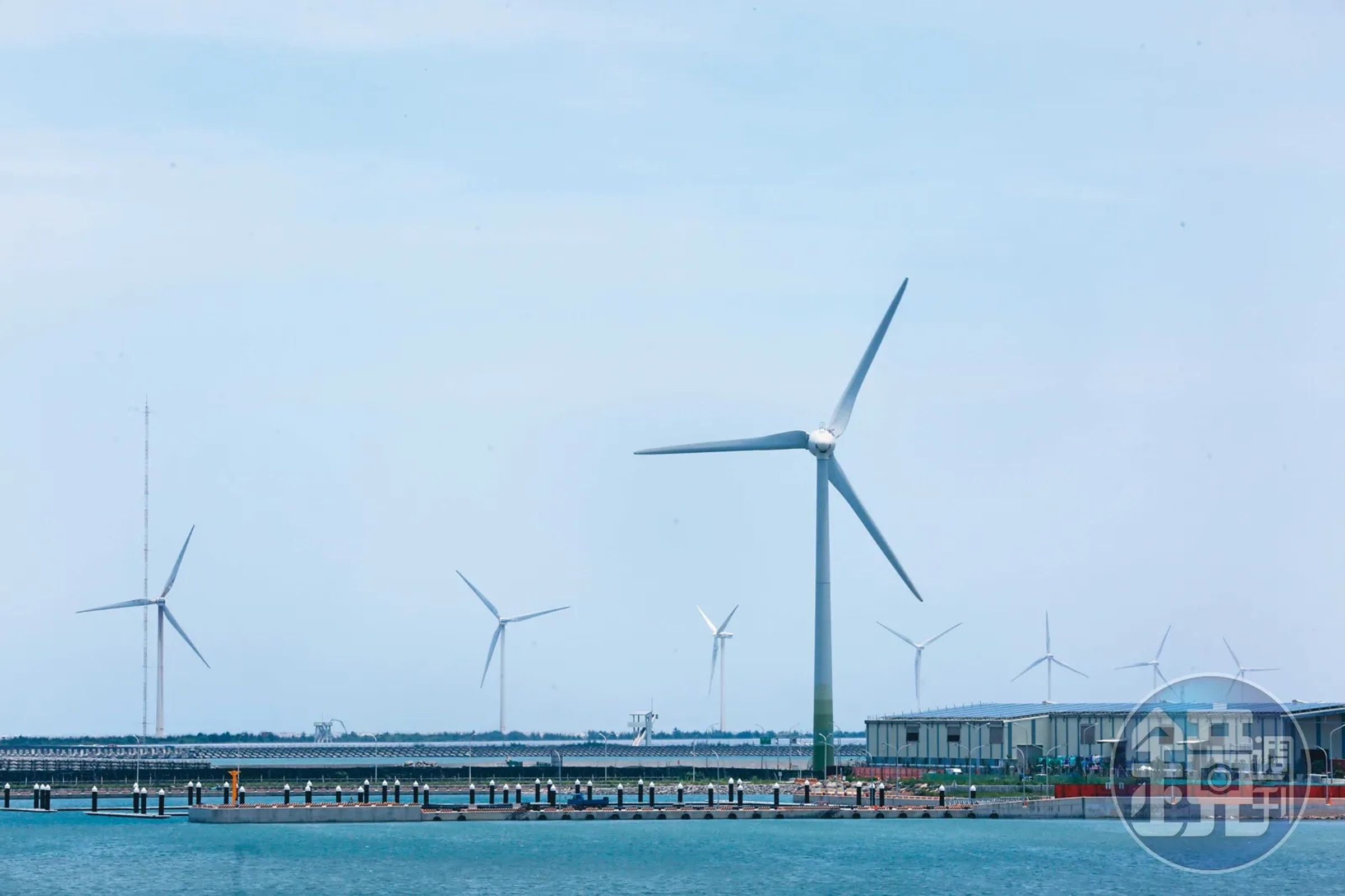 盡管2023年有多個颱風襲台,壓縮了離岸風電相關業者的施工期,但在業者與政府共同努力下,2023年離岸風電設置目標仍有驚無險地達陣。(本刊資料照)