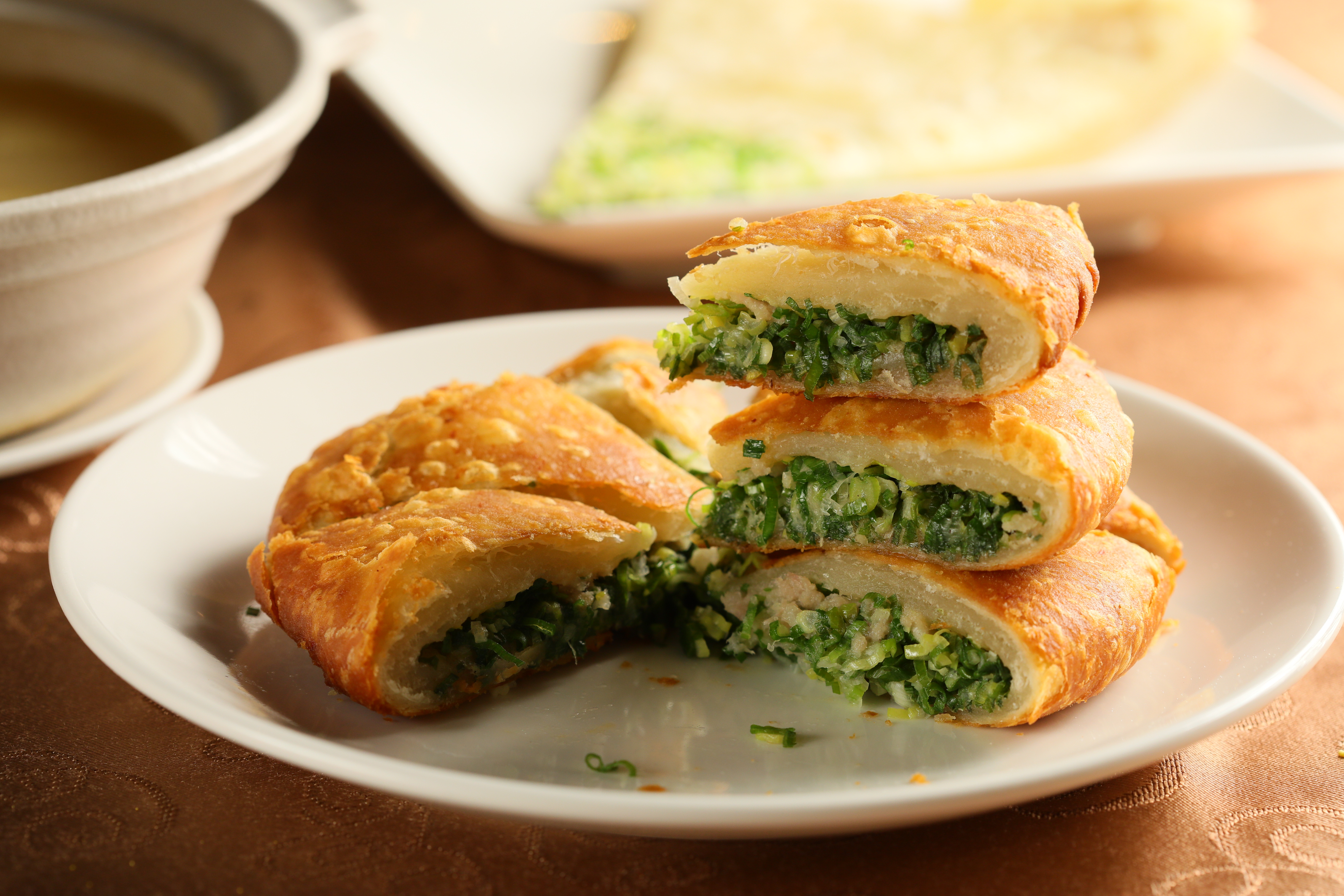 「驥園川菜餐廳」的「厚餅」，蔥花多到炸出來，蔥油餅控不能錯過。