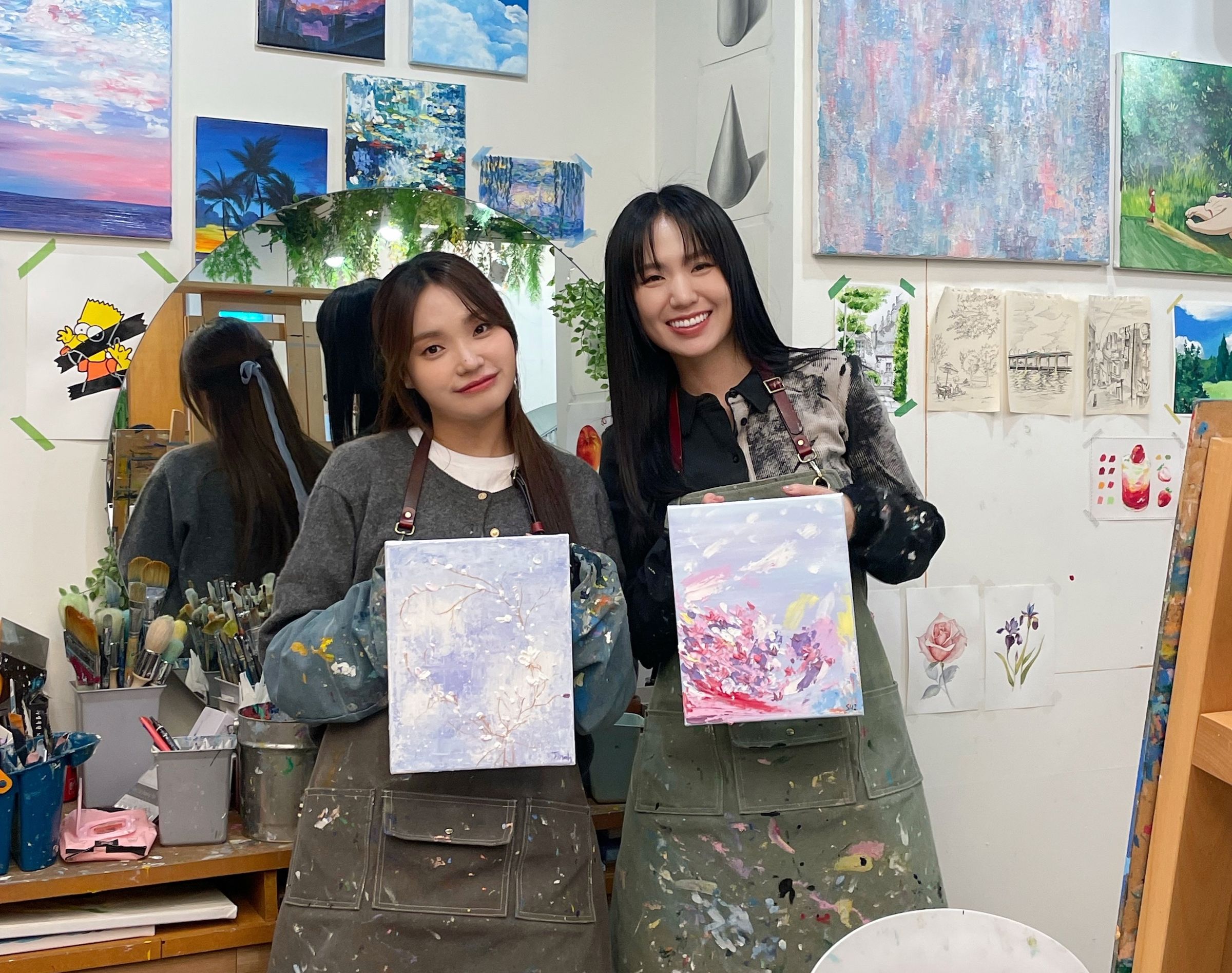 孫盛希(右)、李珍雅,曾在韓國一起去體驗繪畫課程。(滾石提供)