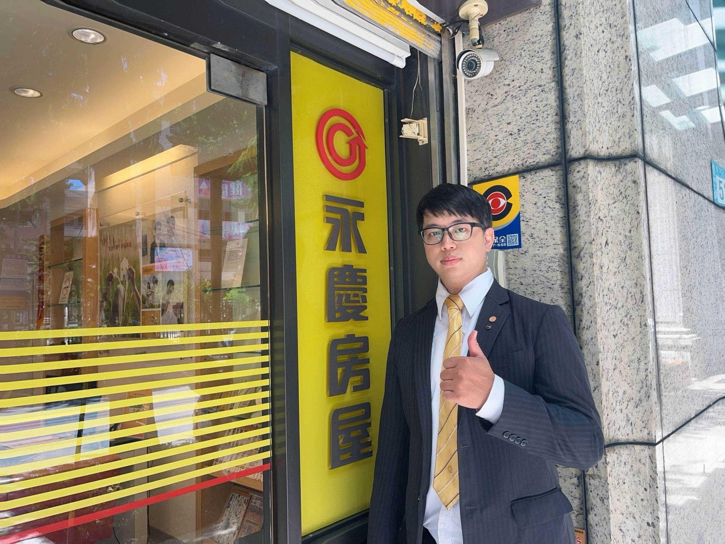 永慶房屋許文威經紀人誠實分析成交行情,又幫助客戶辨別房產詐騙手法,順利挽回300萬元房價。