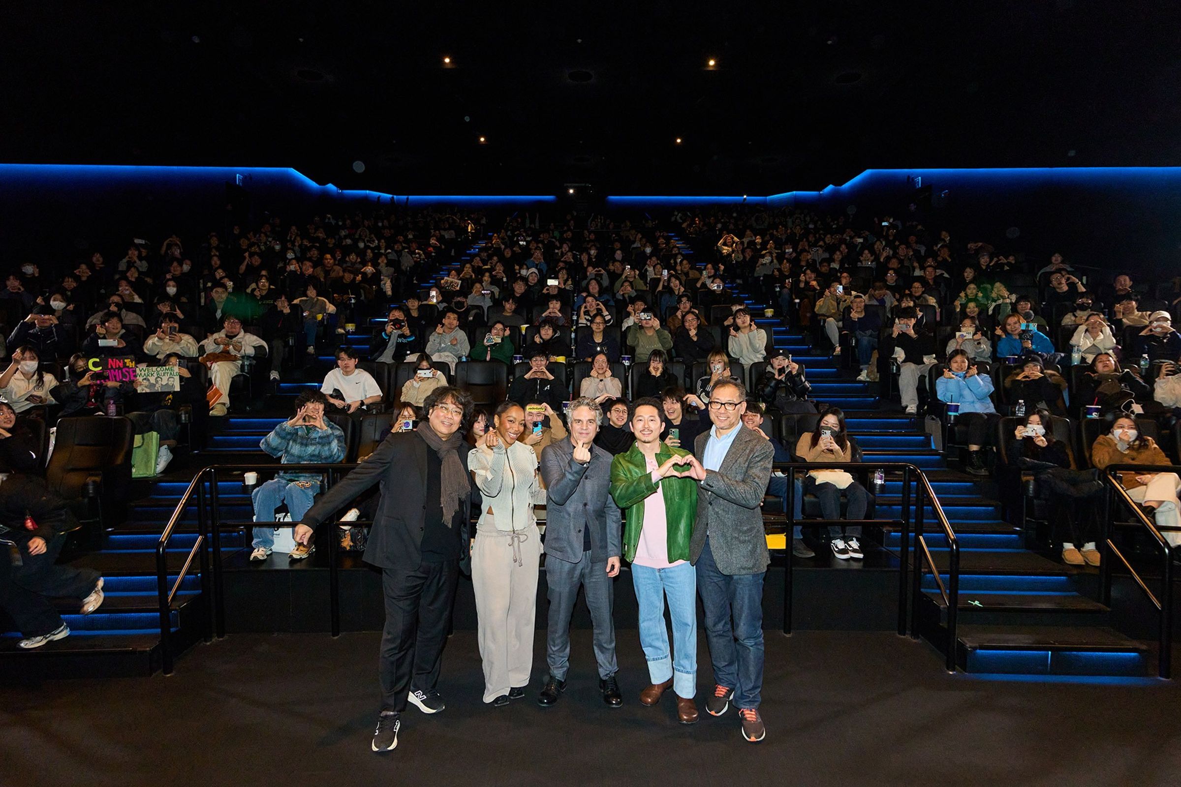 《米奇17號》搶先在韓國上映，導演奉俊昊、演員娜歐蜜艾基、馬克魯法洛、史蒂芬連和監製崔斗浩前進戲院與觀眾見面。（翻攝自IG@warnerbros.korea）