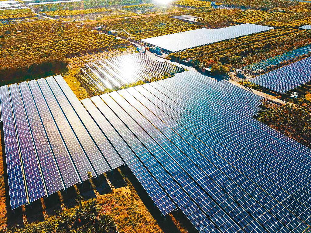 農委會為防堵農地破碎化，修法禁止小二甲農地申請變更為光電用地，設有落日條款，力暘集團被控偽造倒填租約日期遭起訴。（翻攝力暘能源臉書）