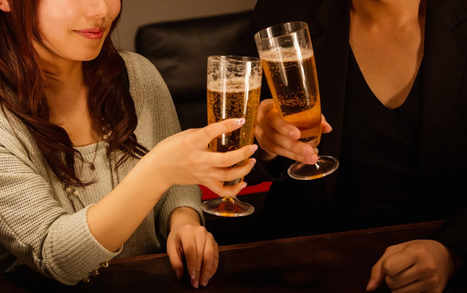 一名女子前往男姓友人住處續攤，沒想到被灌醉後趁機性侵。（示意圖，Pakutaso）