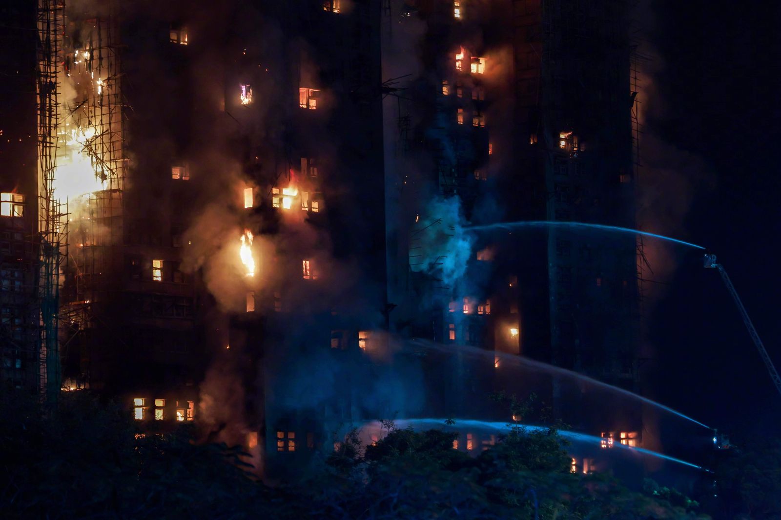 香港大火已44死　住戶1個月前po文憂心「吸菸亂象」釀災...一語成讖