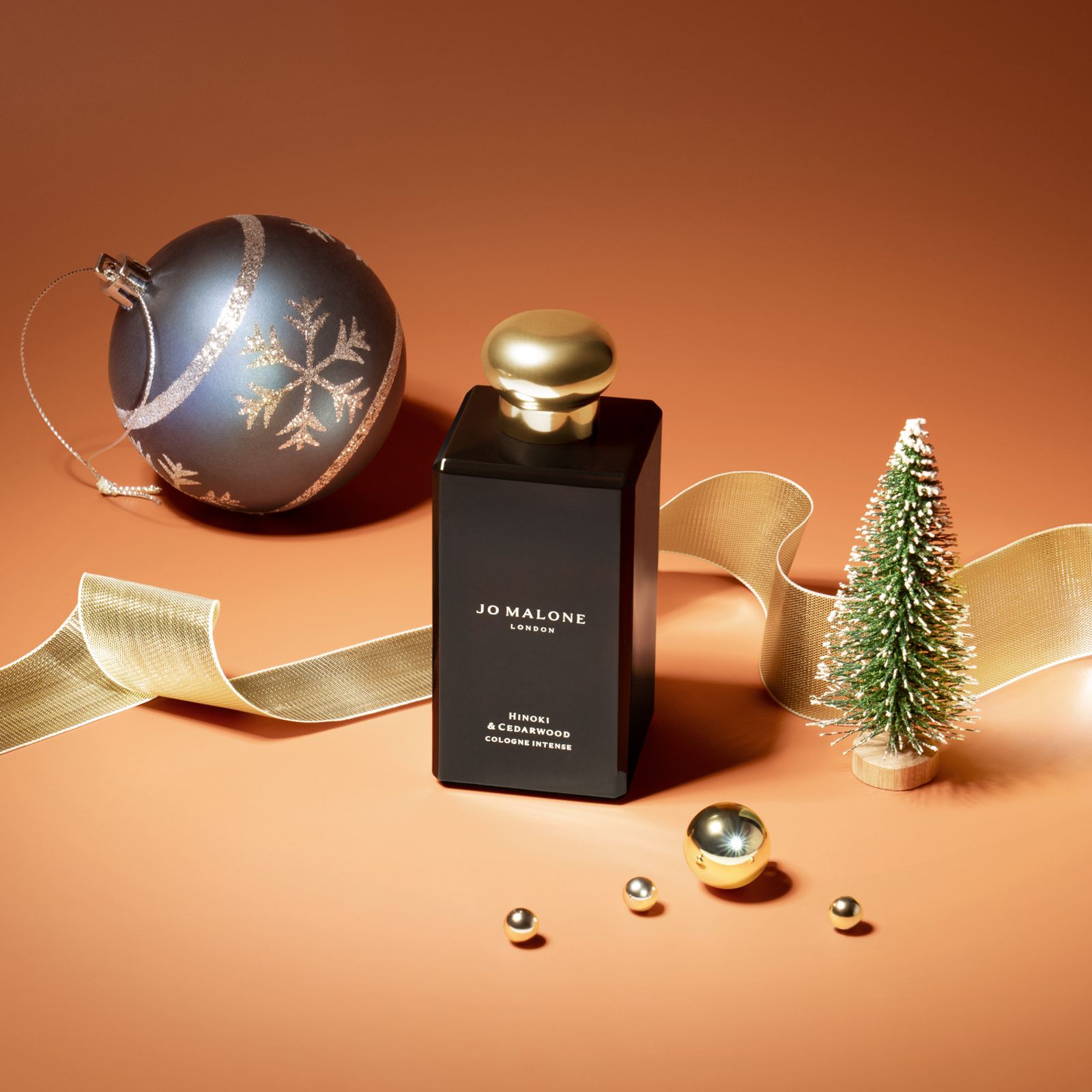 金秀賢同款香氣:檜木與雪松芳醇香水聖誕包裝。100ML NT$7,800 / 50ML NT$5,650(Jo Malone London提供)