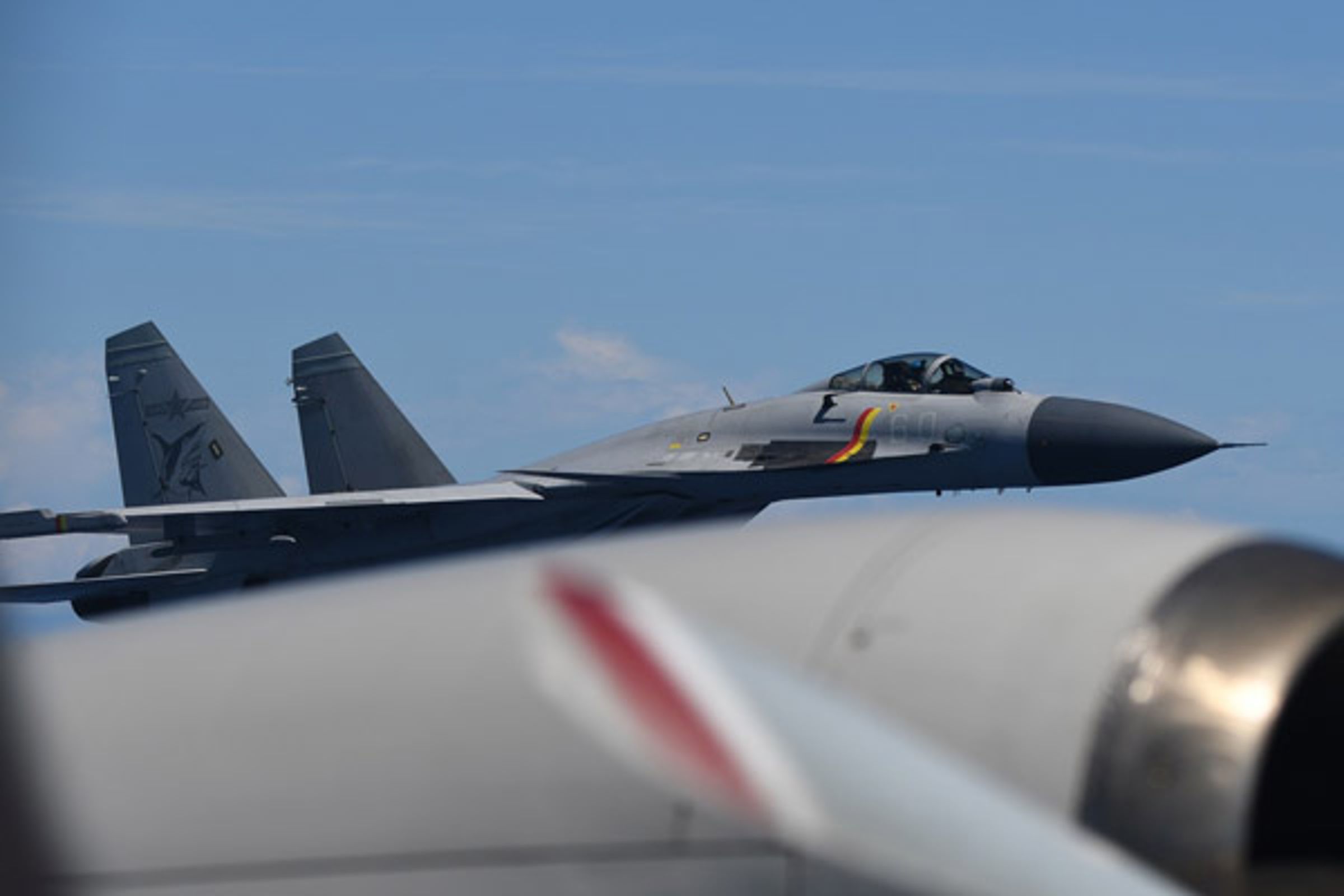 中國軍機逼近日本反潛機，相距僅45公尺，幾乎平行飛行。（翻攝日本防衛省官網）