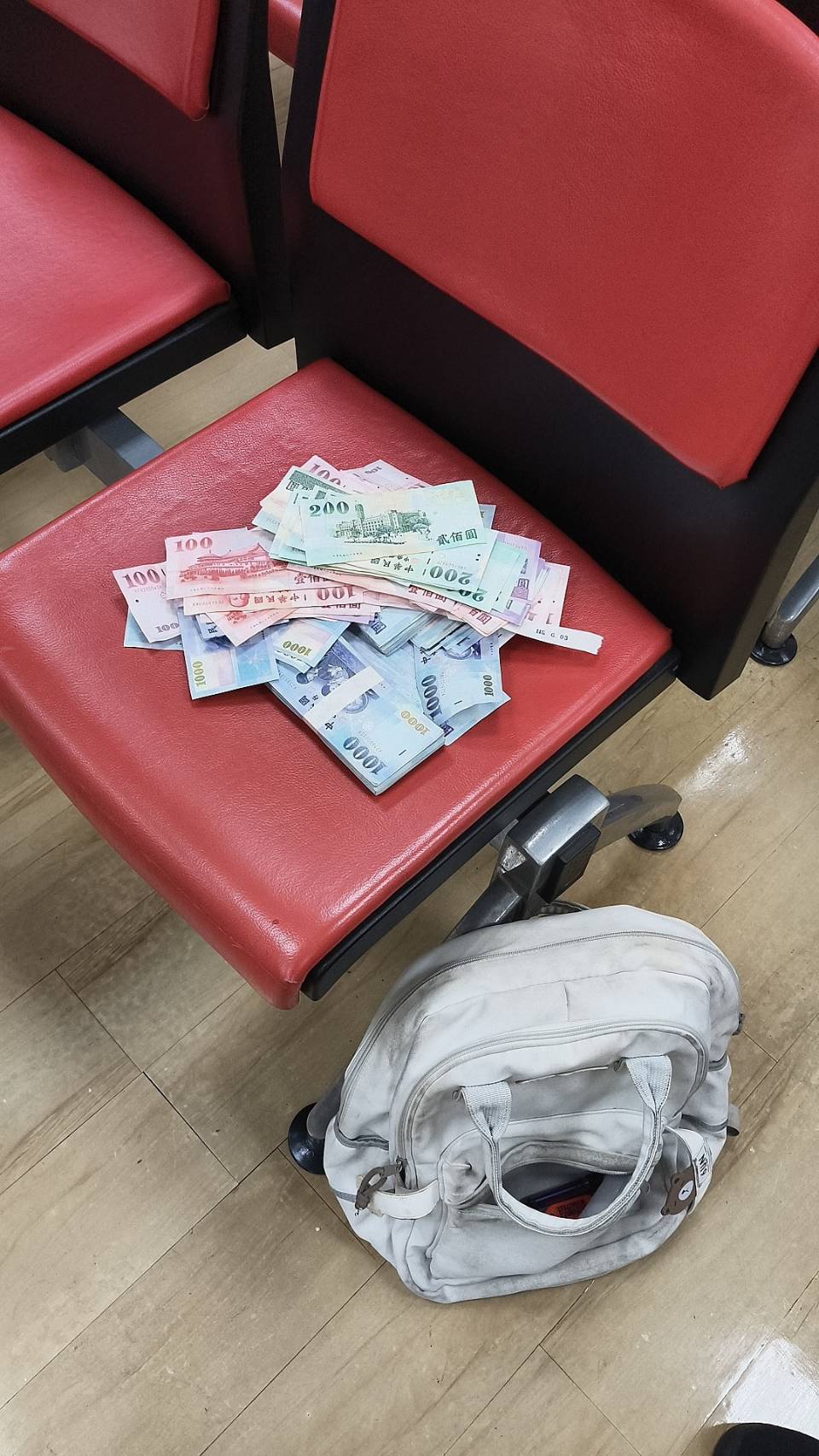 板橋銀行被搶。（警方提供）