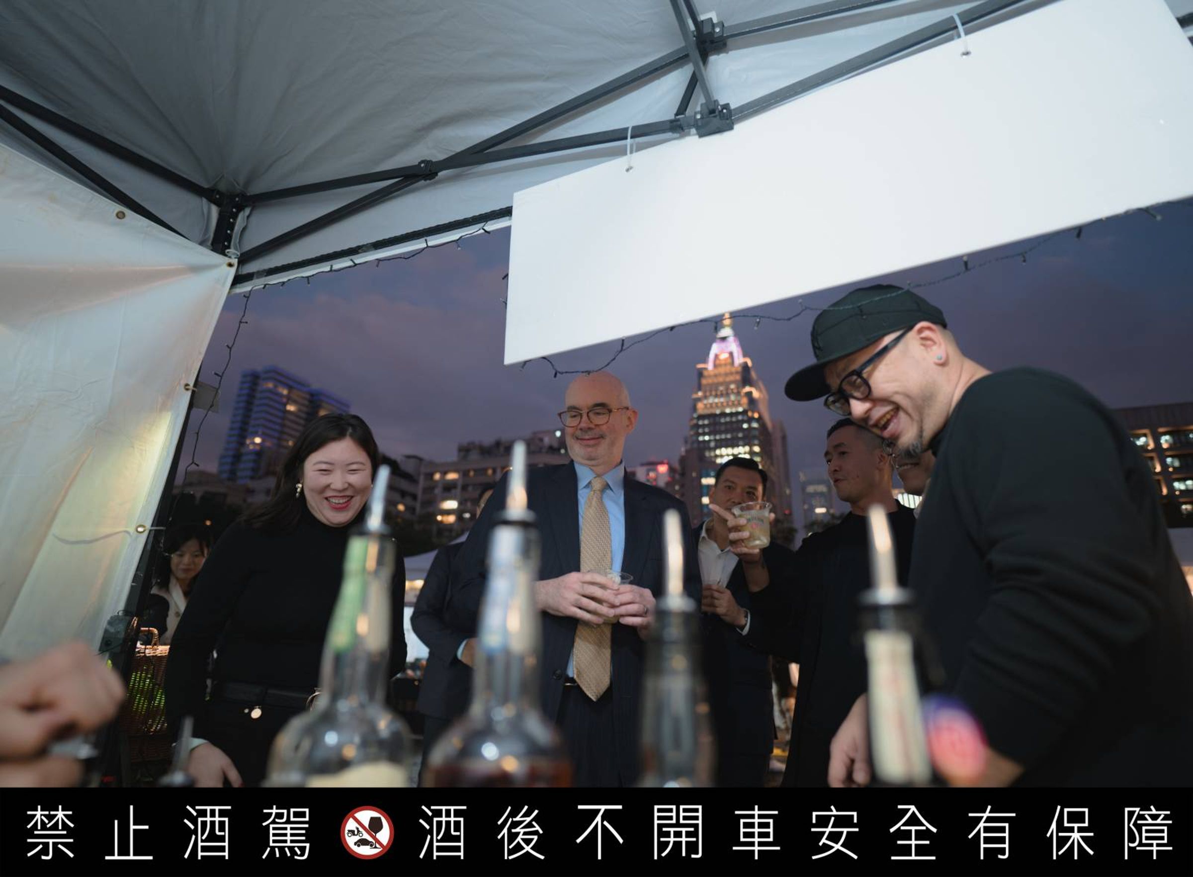 第一屆「美國威士忌節」酒展日前在台北舉行，AIT處長谷立言親自到現場參觀，專心聽取攤位代表介紹威士忌。