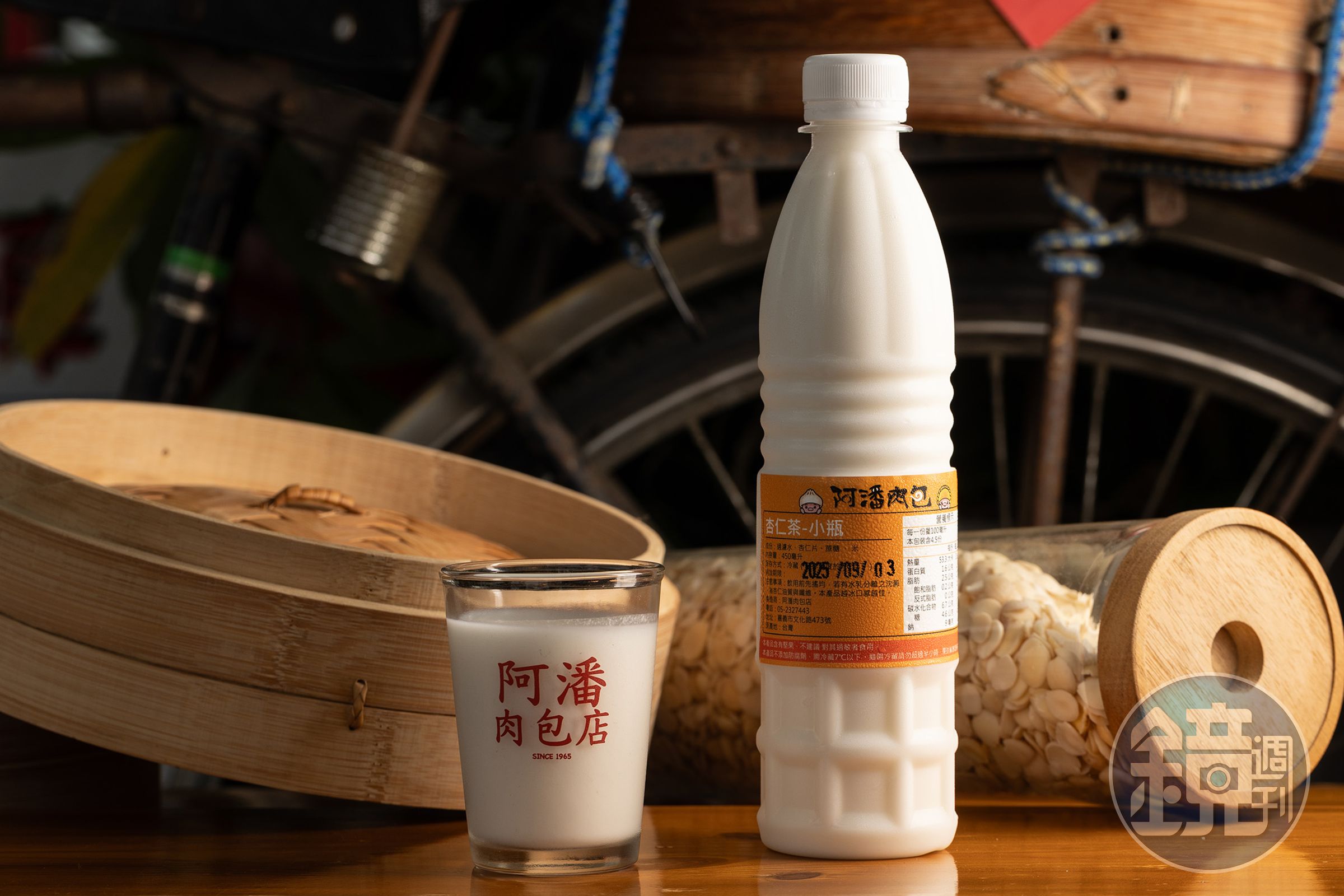人氣商品「杏仁茶」選用南杏仁，並以白米磨成粉取代增稠劑，味道溫潤順口，讓不敢喝的人也驚豔。（50元／小瓶）