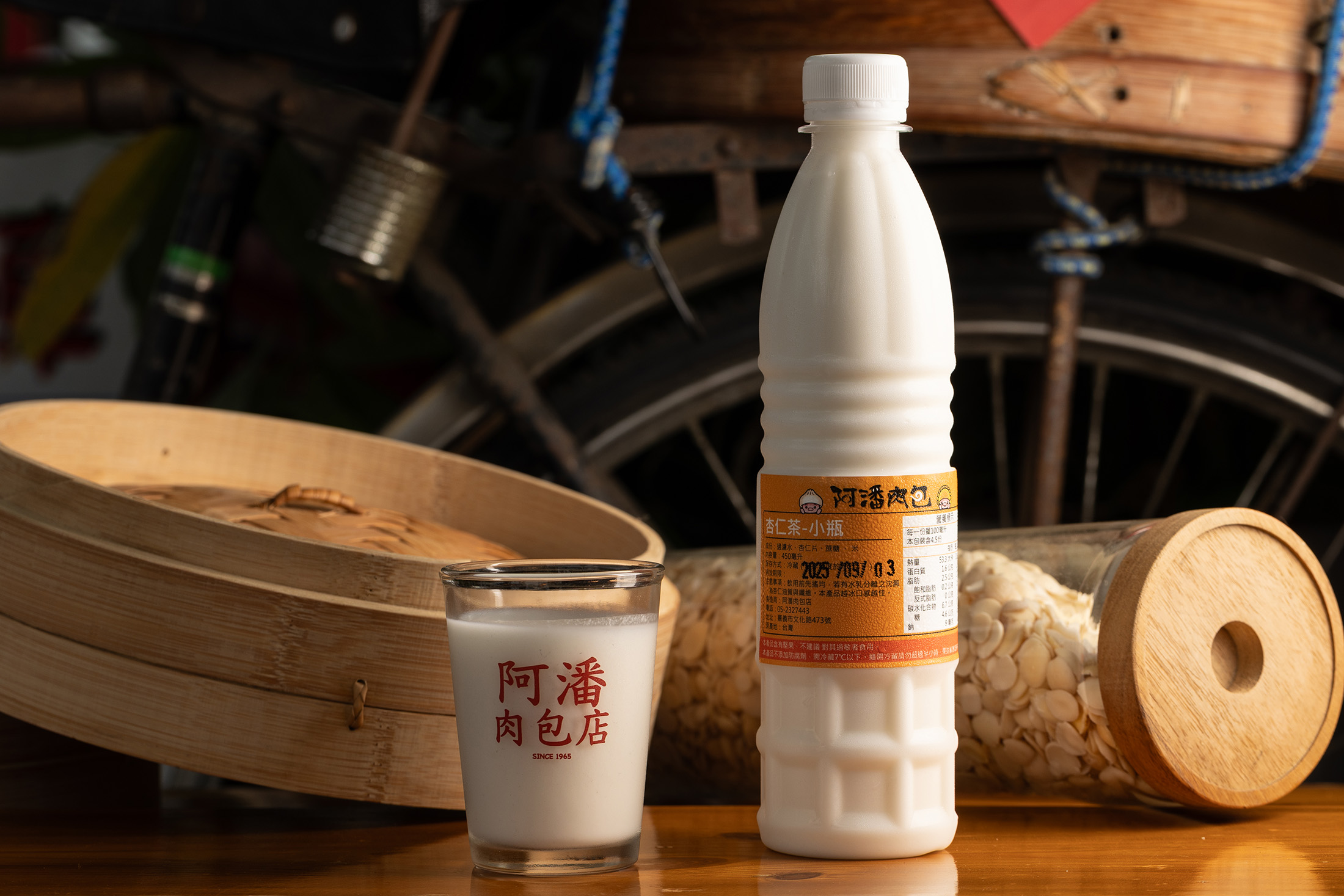 人氣商品「杏仁茶」選用南杏仁，並以白米磨成粉取代增稠劑，味道溫潤順口，讓不敢喝的人也驚豔。（50元／小瓶）