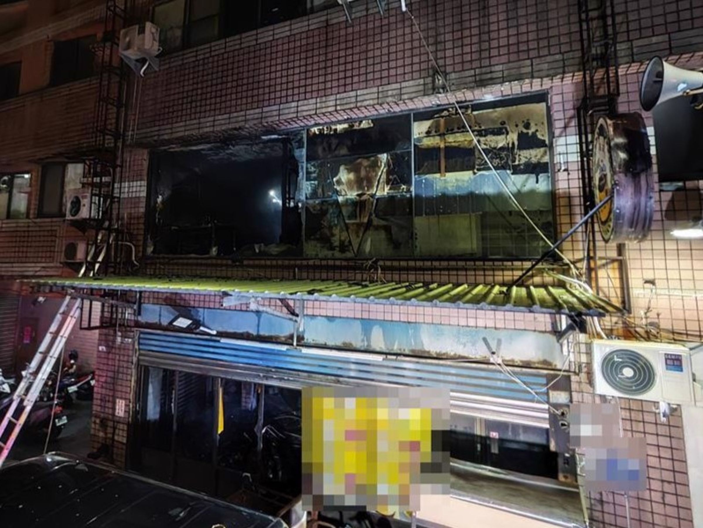 高雄市林園區一棟大樓1樓早餐店18日清晨發生火警,造成3人命喪火海。(翻攝畫面)
